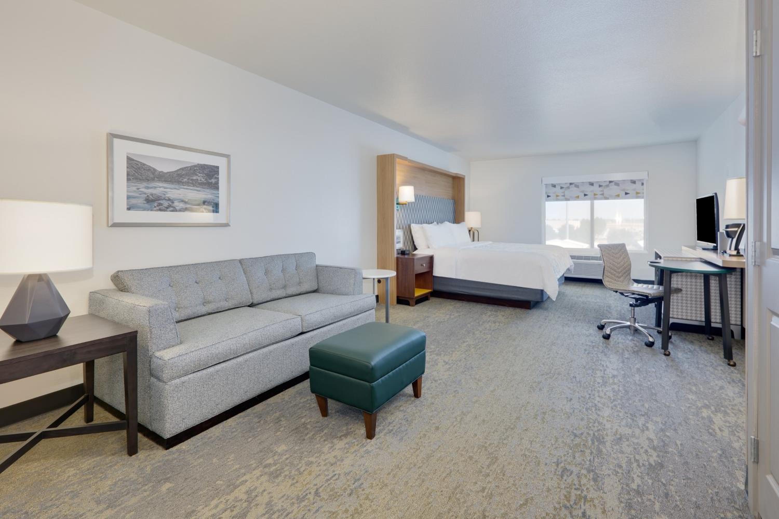 Standard King Room with Sofa Bed - Photo 1