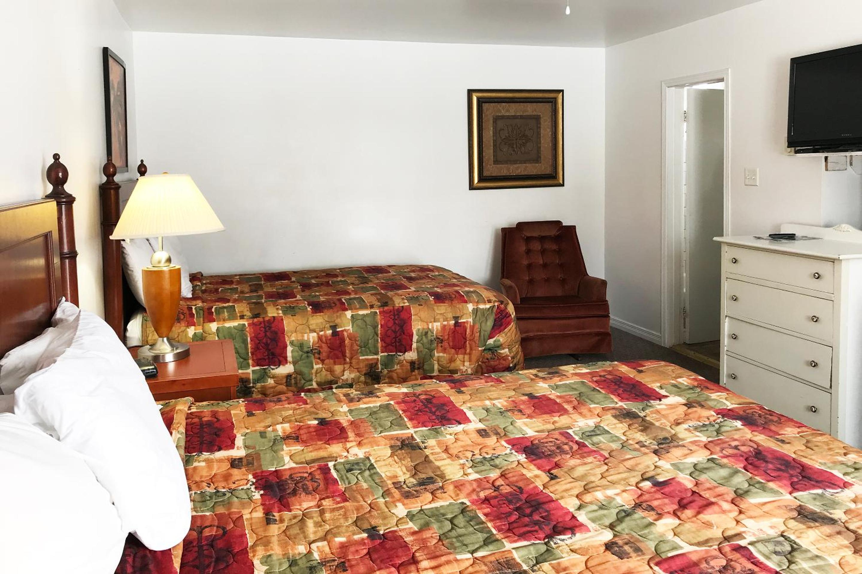 Queen Room with Two Queen Beds photo 2
