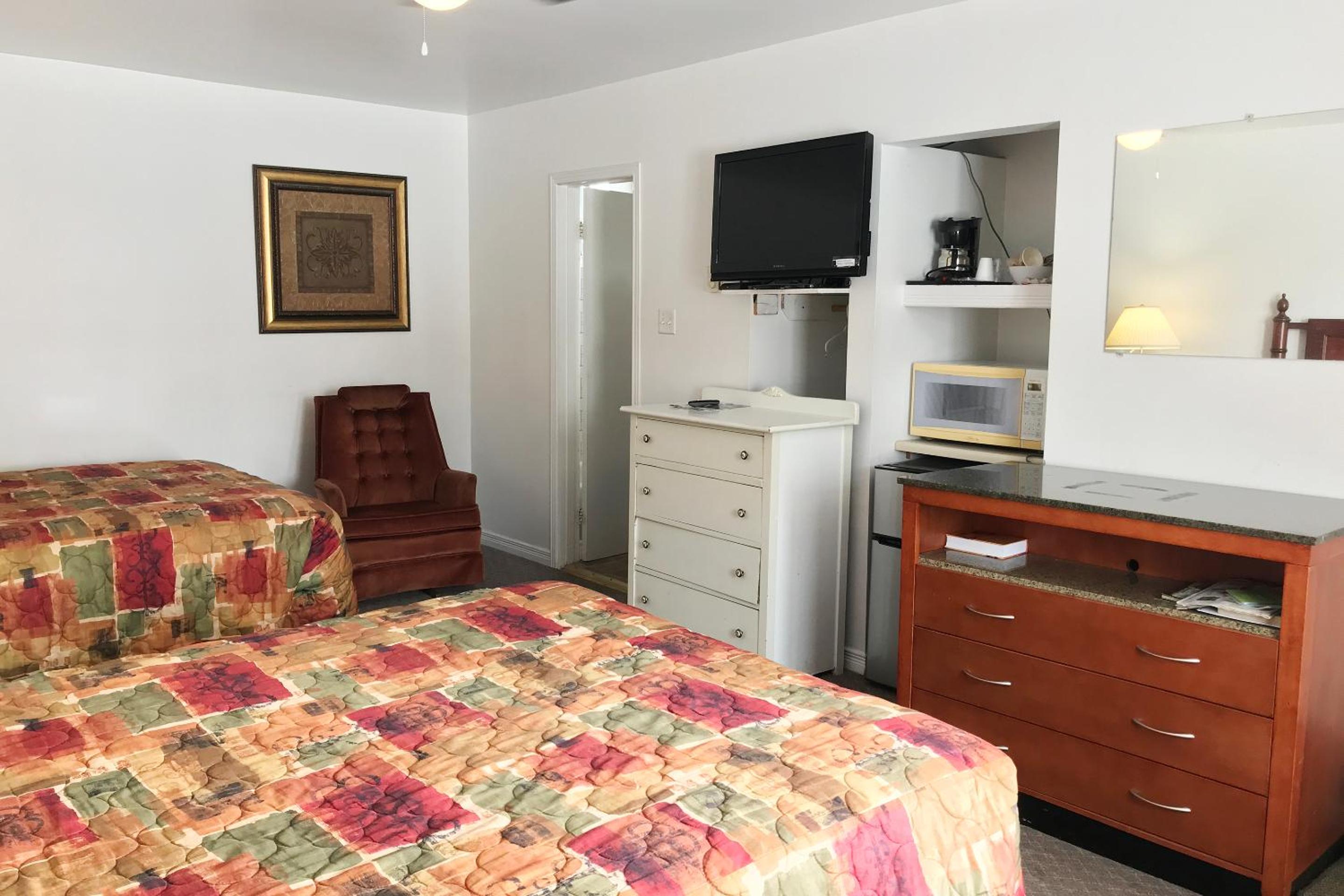 Queen Room with Two Queen Beds photo 3
