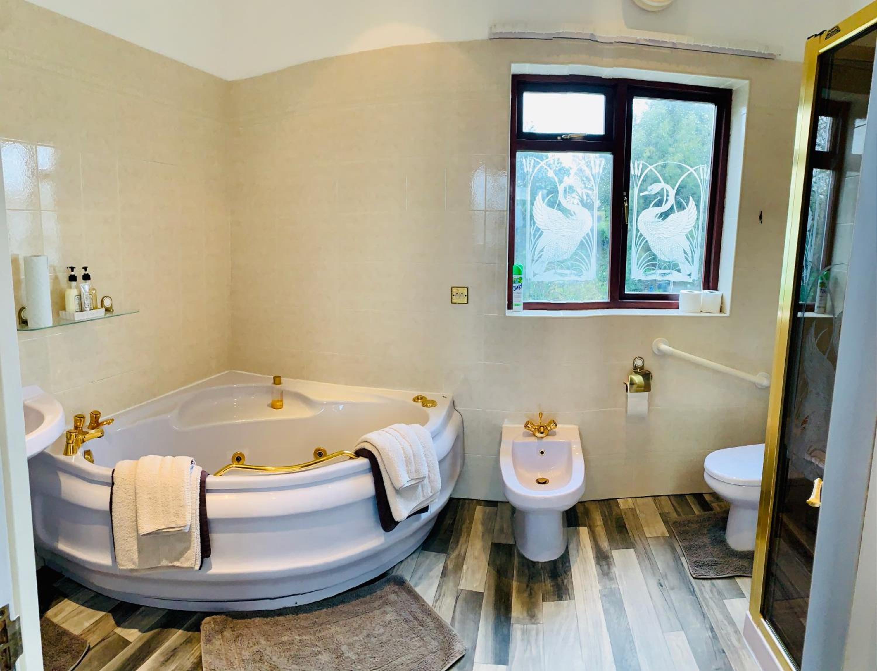 Large Double Room - Photo 7