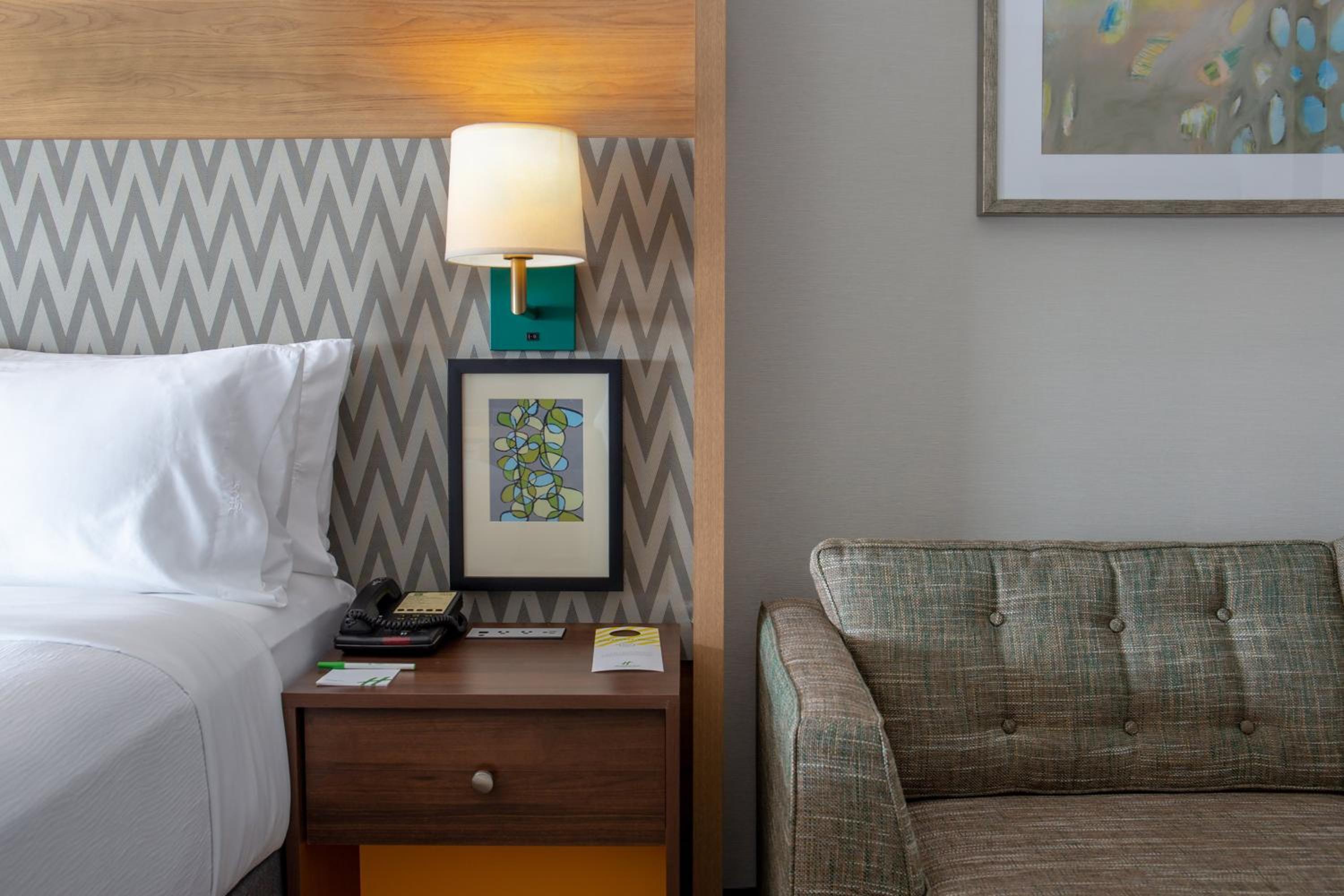 Standard King Room with Sofa Bed - Photo 4
