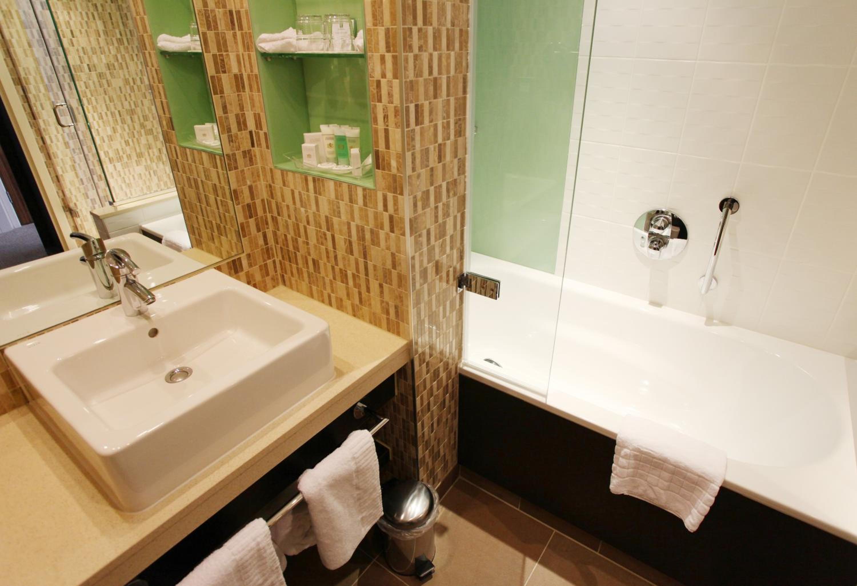 Premium King Room - Photo 5