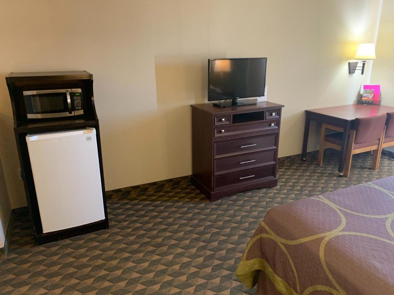 King Room - Non-Smoking - Photo 2