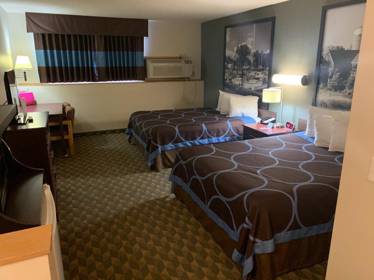 Queen Room with Two Queen Beds - Non-Smoking - Photo 2