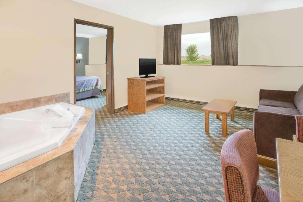 King Suite- Non-Smoking - Photo 5