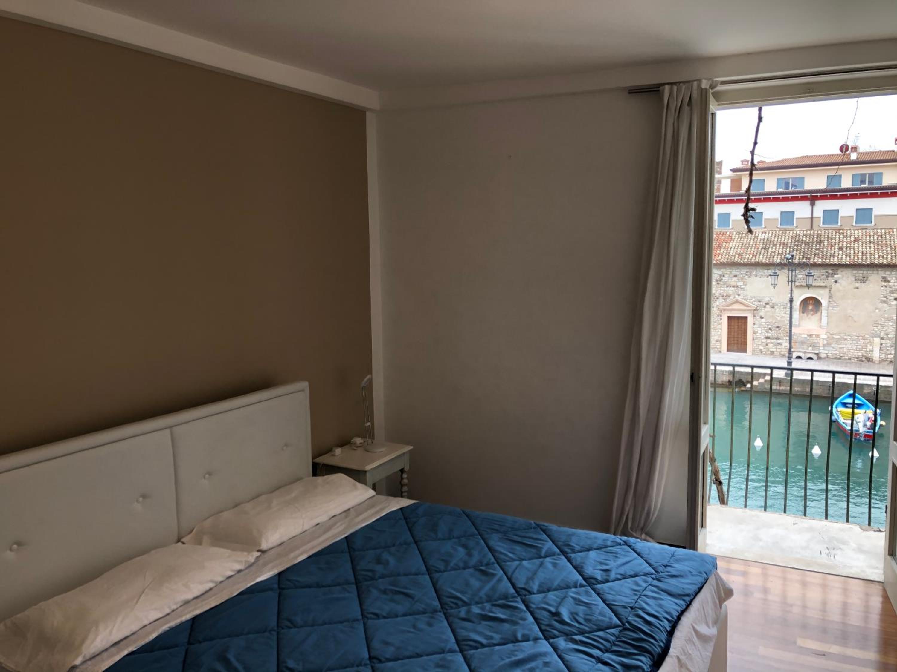 Apartment with Lake View