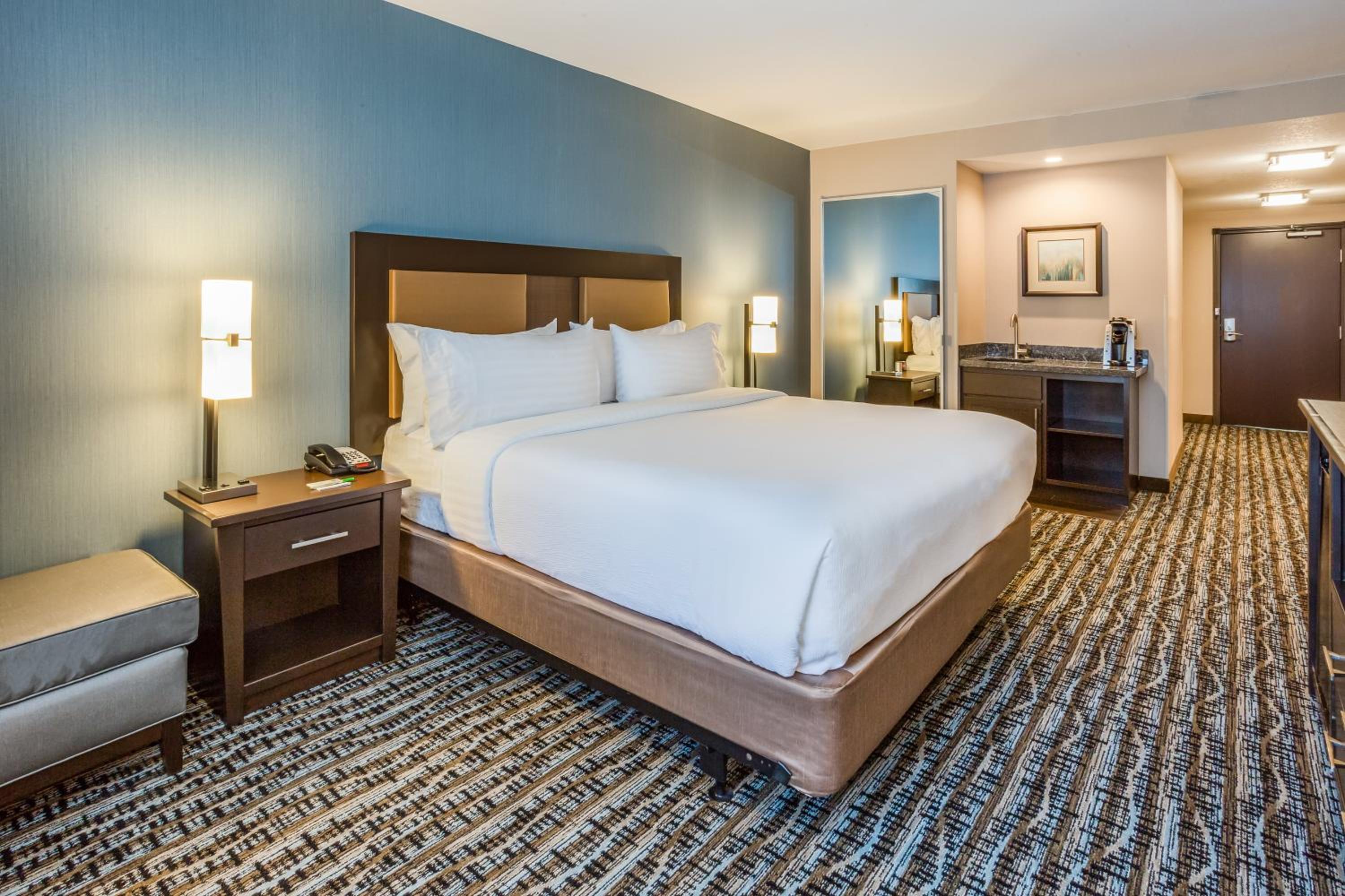 Standard King Room with Mobility Accessible Tub - Photo 1