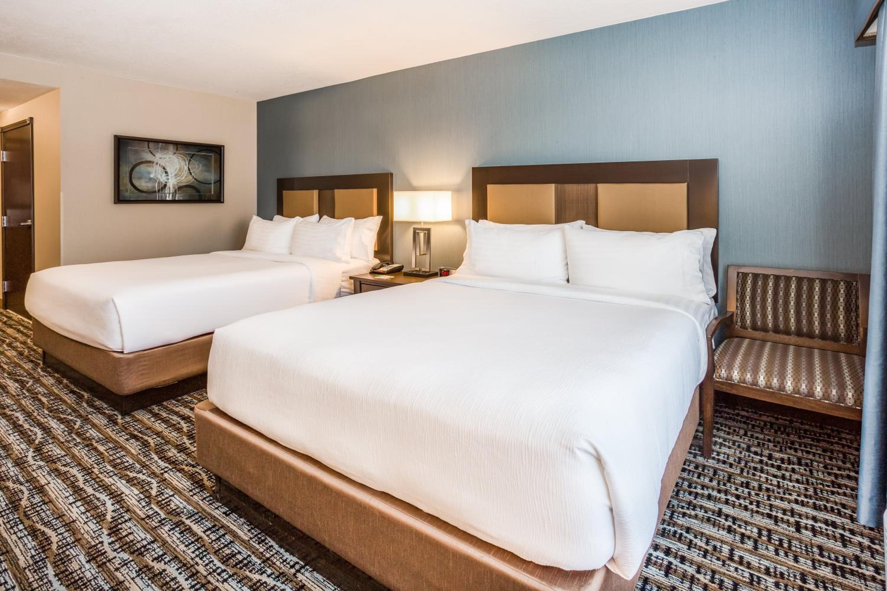 Standard Room with Two Queen Beds - Photo 3
