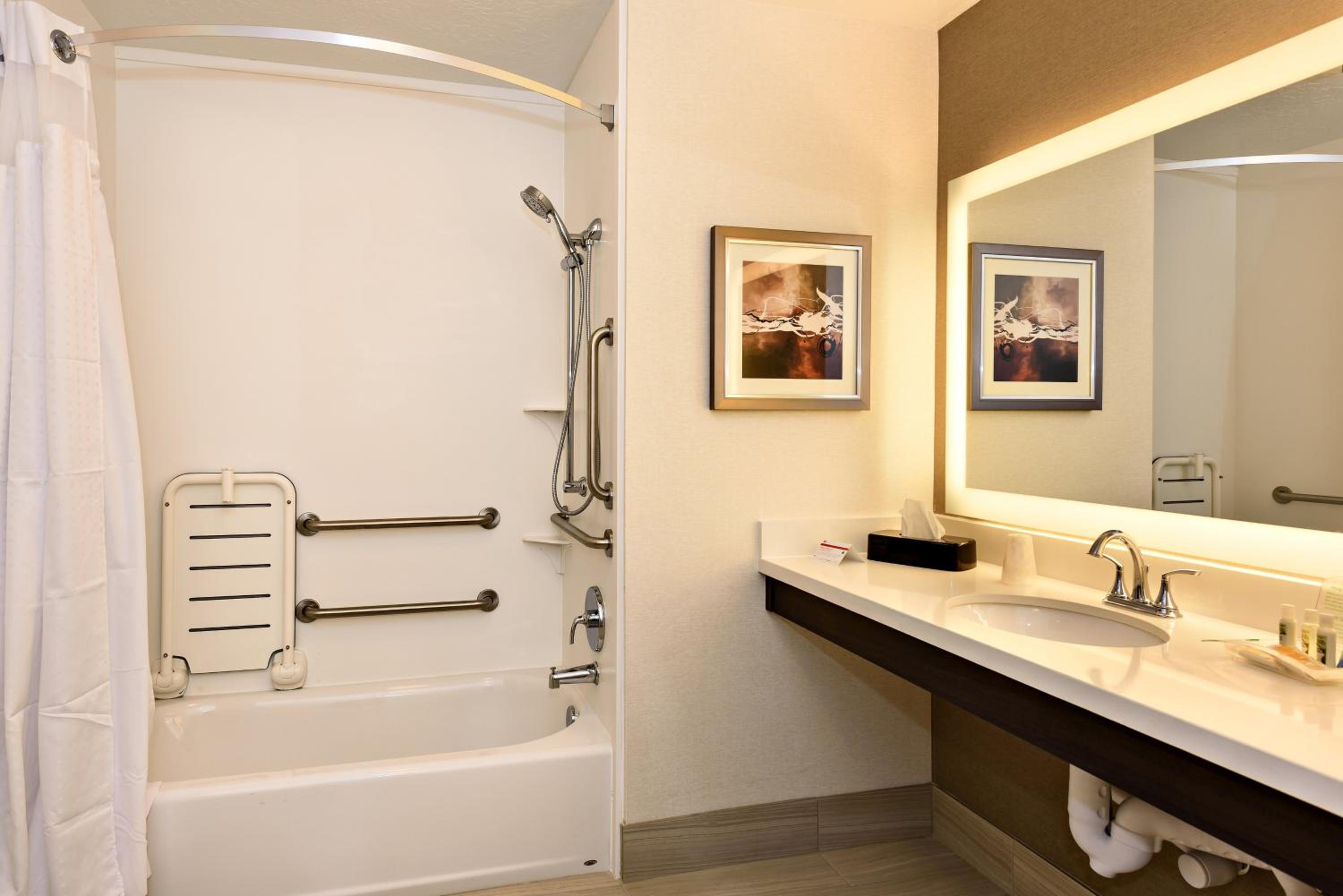 King Room with Accessible Tub - Mobility Access photo 2