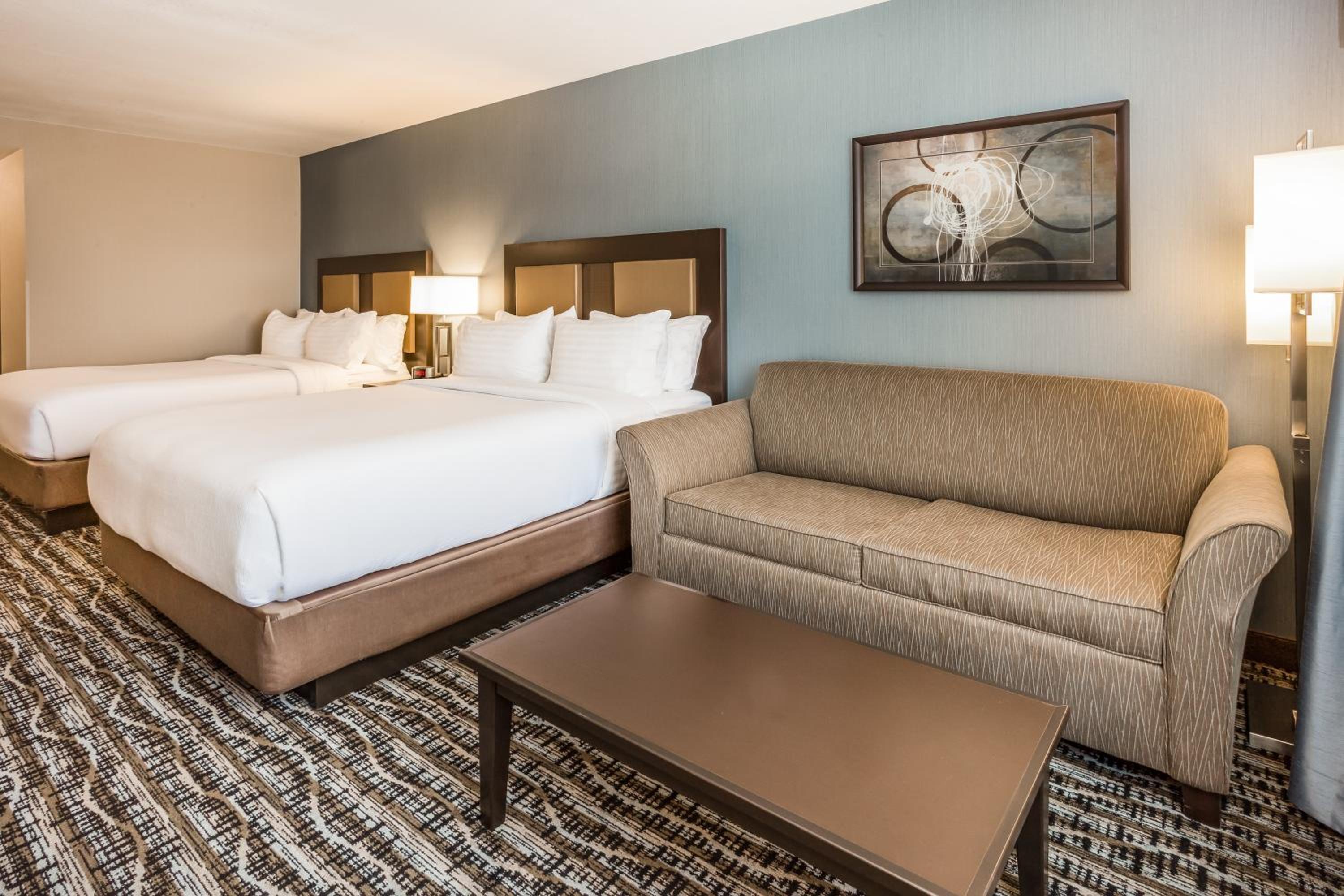 Queen Suite with Two Queen Beds - Photo 2
