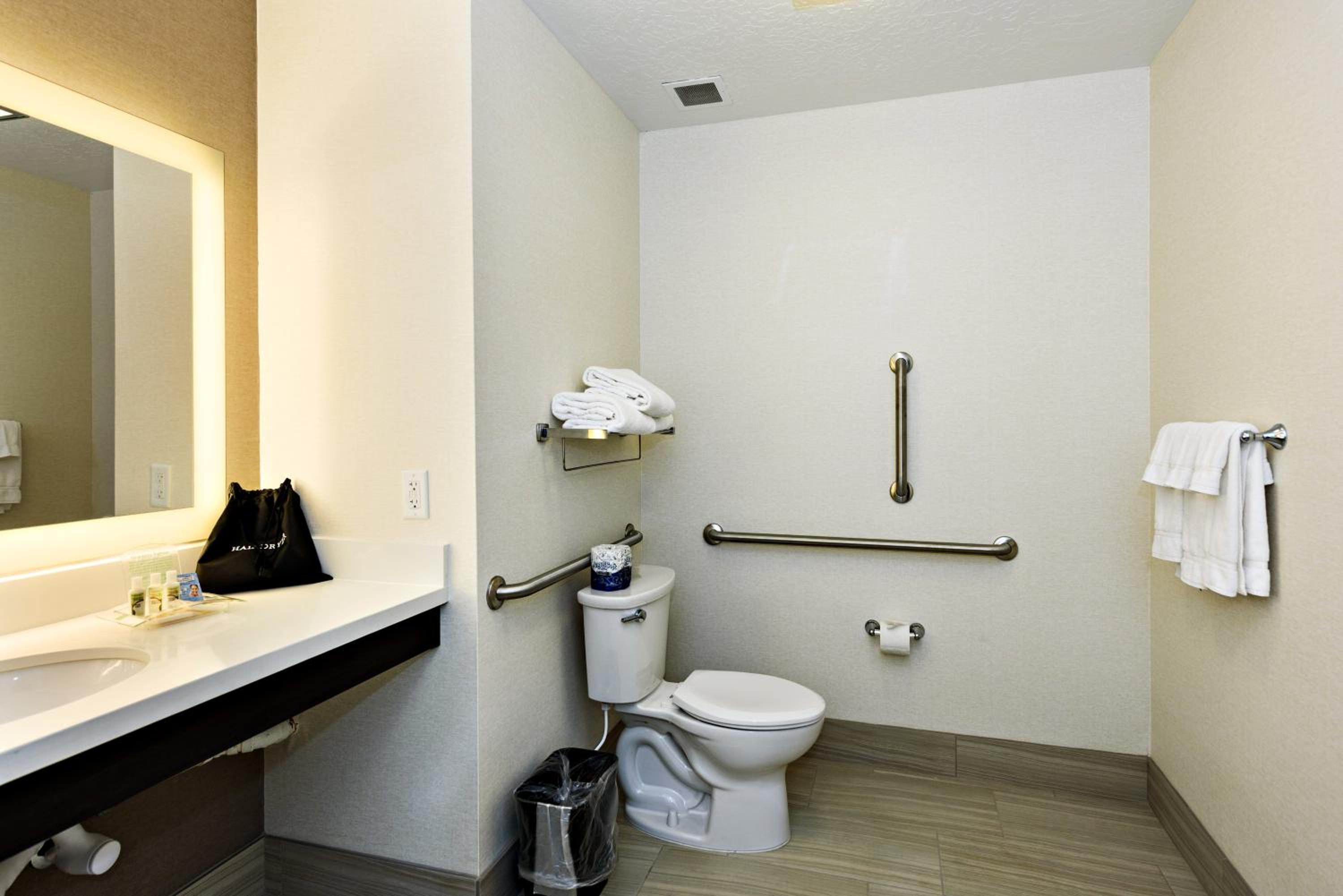 Queen Room with Two Queen Beds - Mobility Access Tub/Non-Smoking photo 2