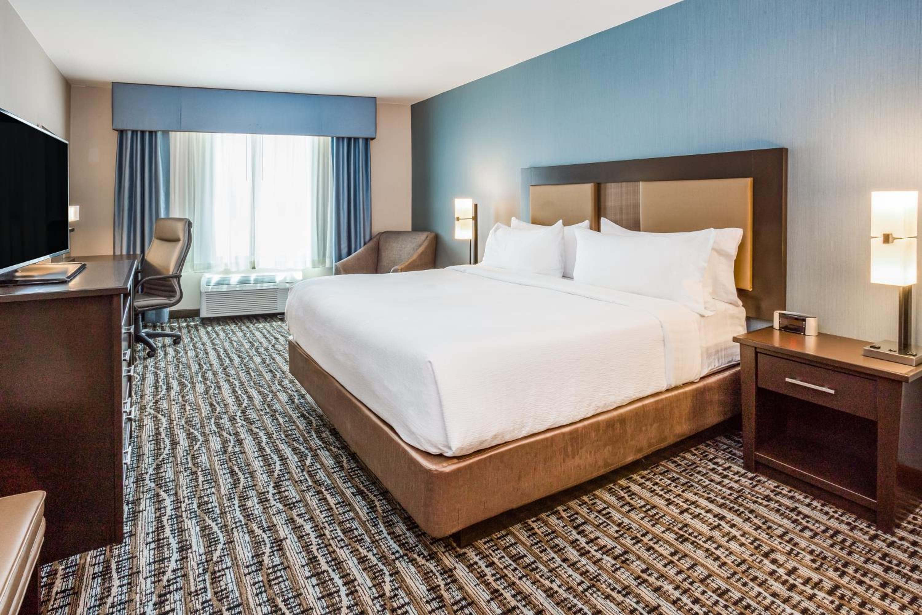 Premium King Room - Photo 2