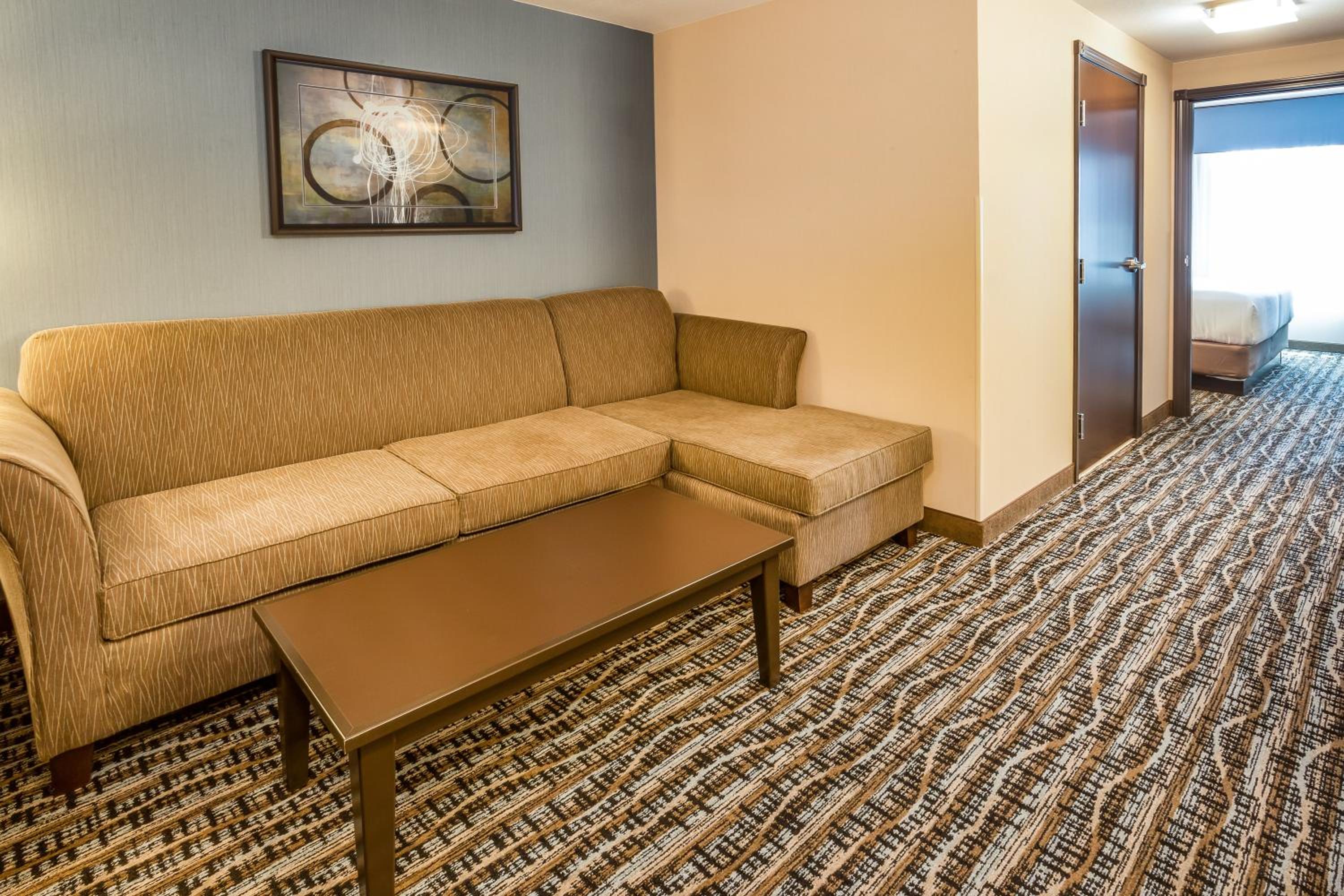 One-Bedroom Suite - Photo 1