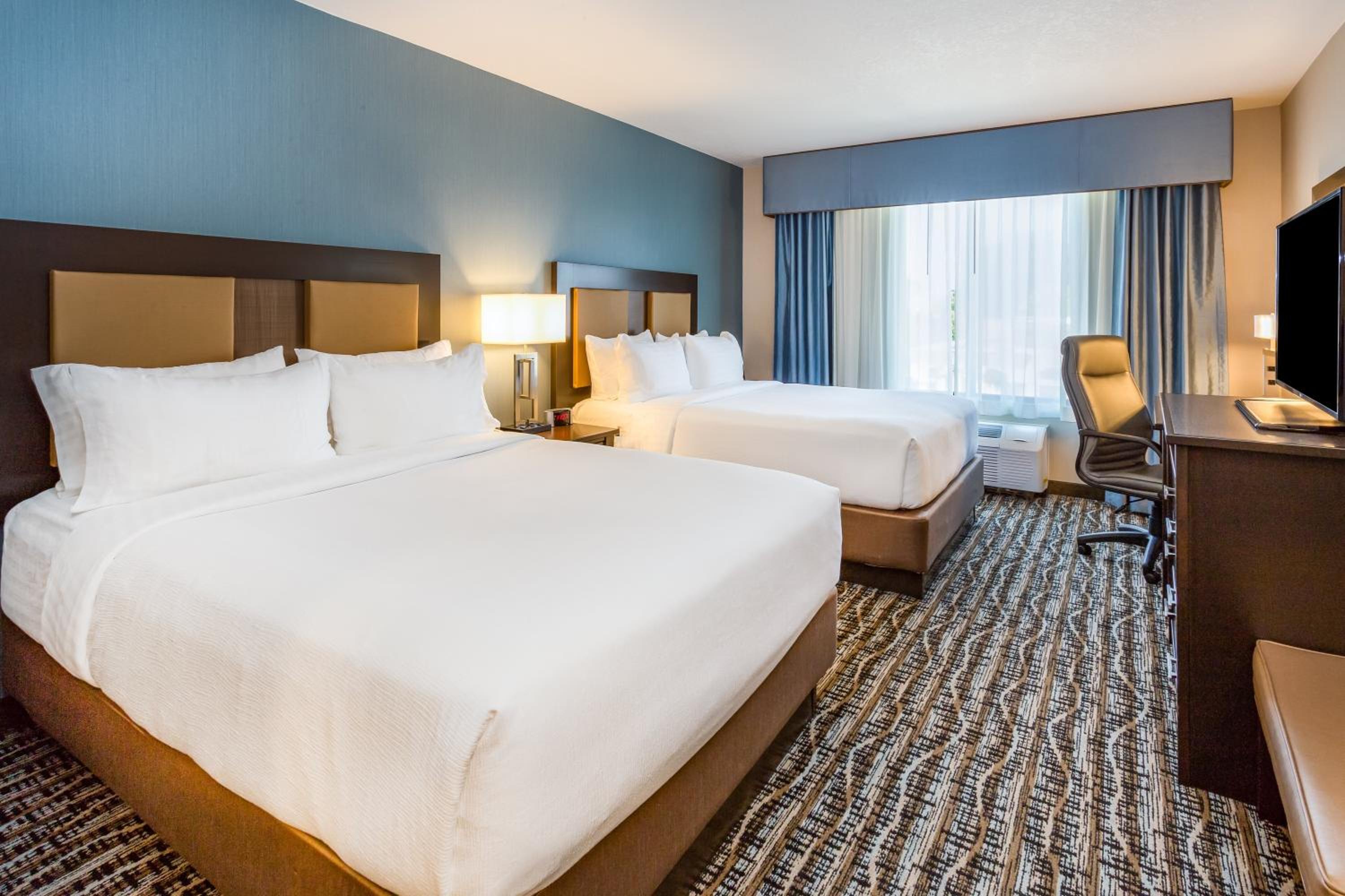 Standard Room with Two Queen Beds - Photo 2