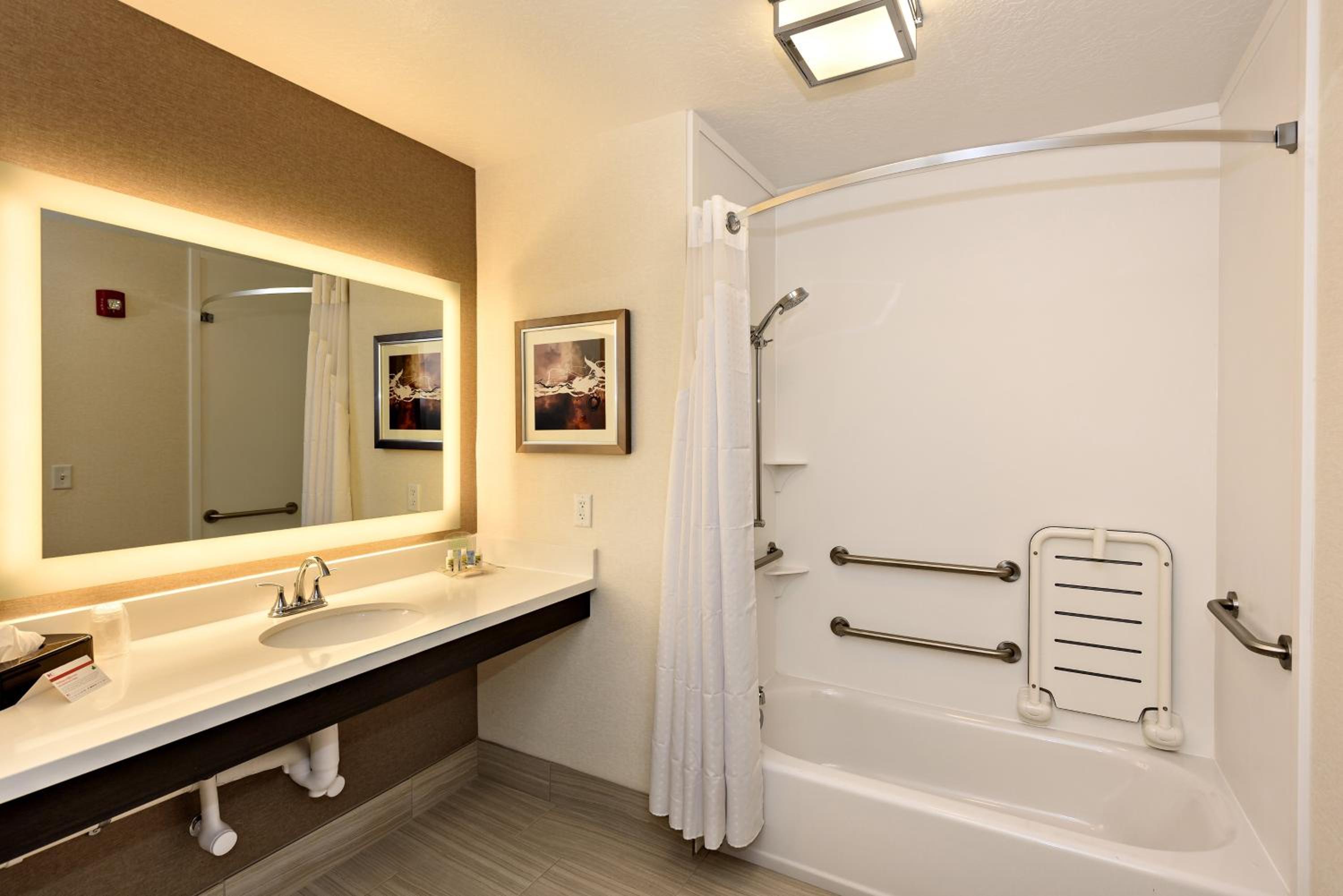 Queen Room with Two Queen Beds - Mobility Access Tub/Non-Smoking photo 1