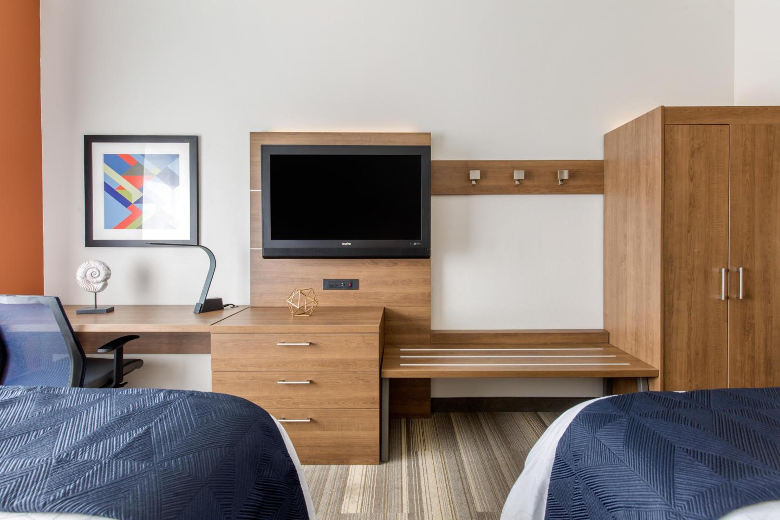 Standard Room with Two Queen Beds - Photo 2