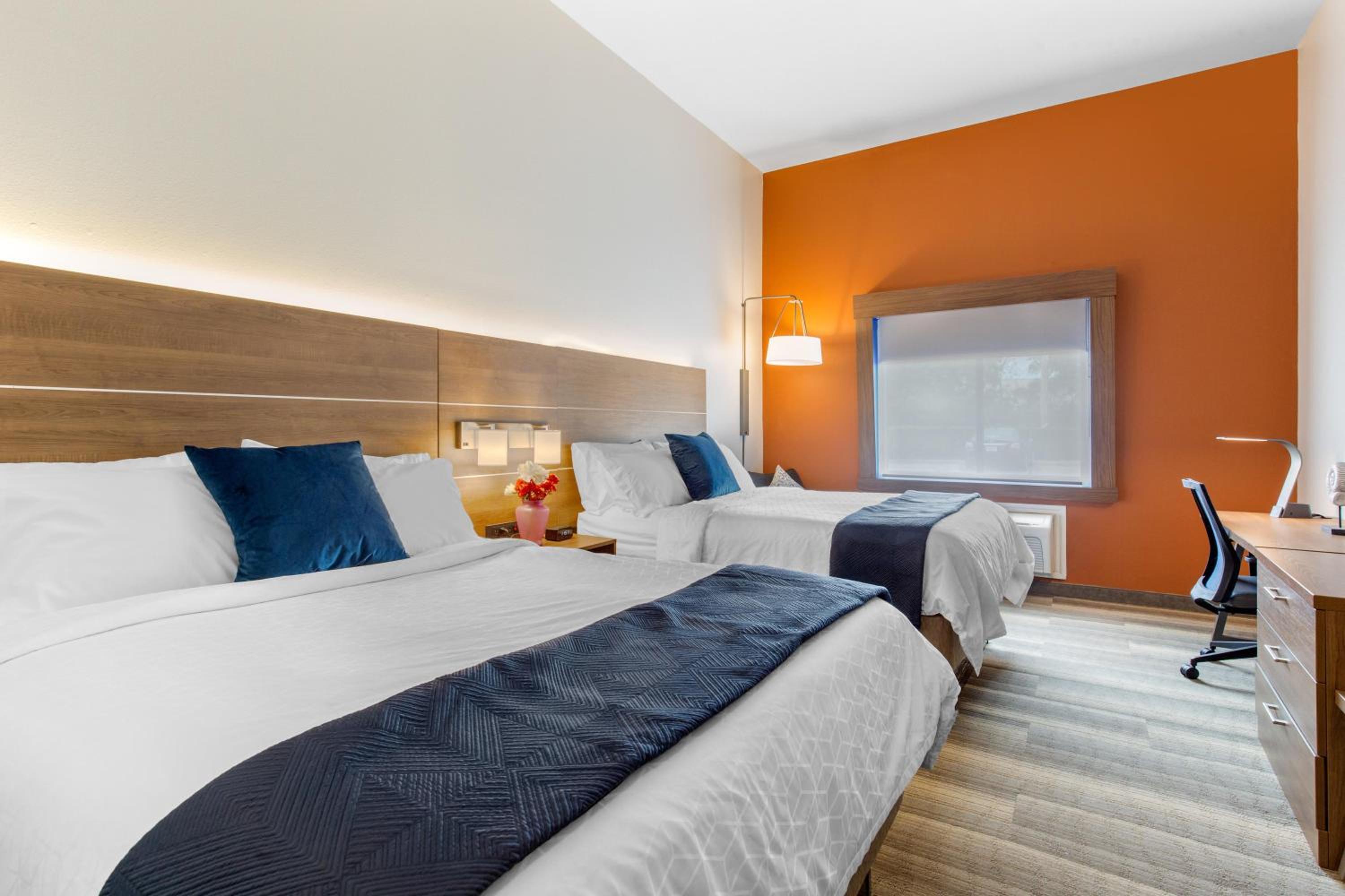 Standard Room with Two Queen Beds - Photo 1
