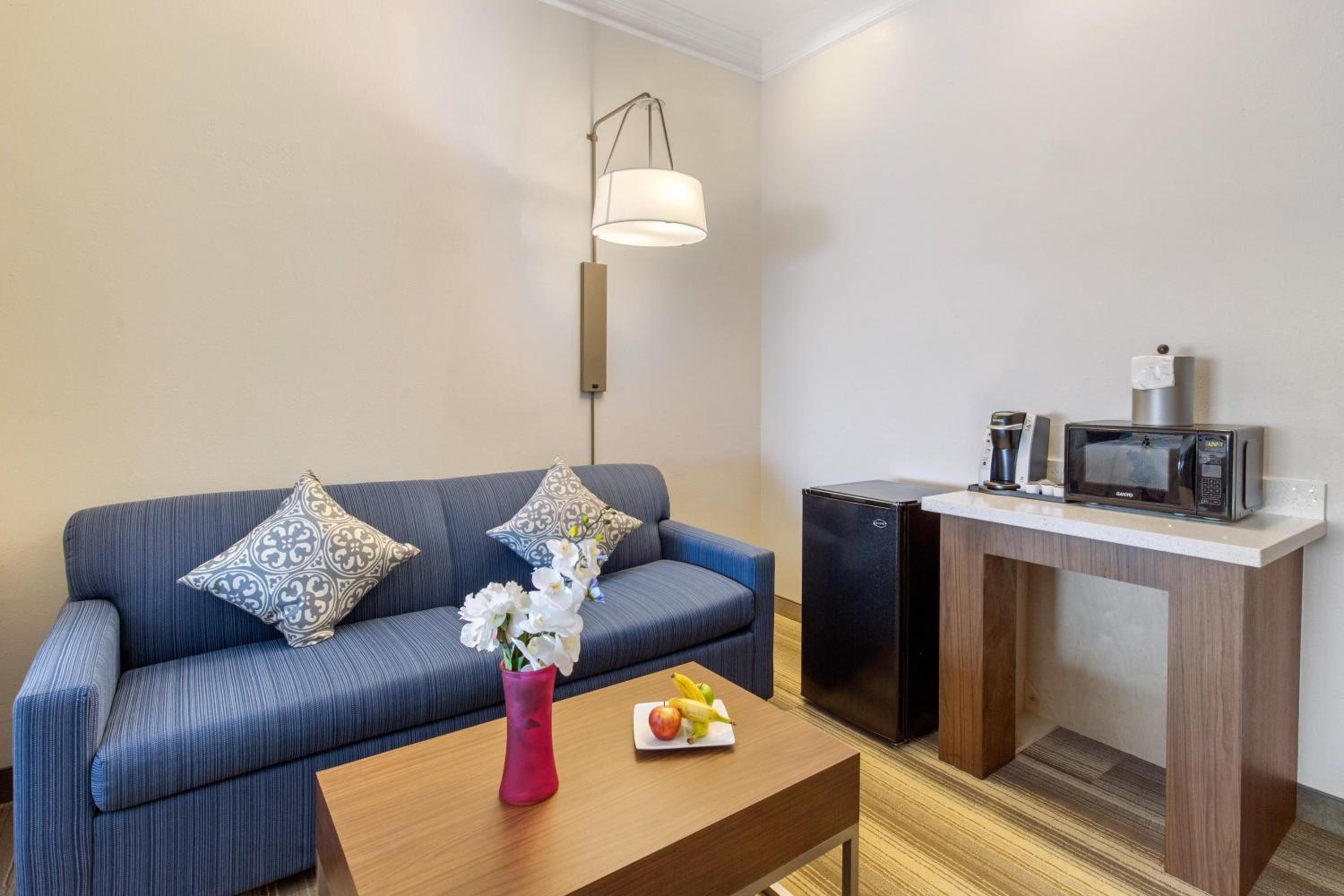 Queen Suite with Two Queen Beds - Photo 2