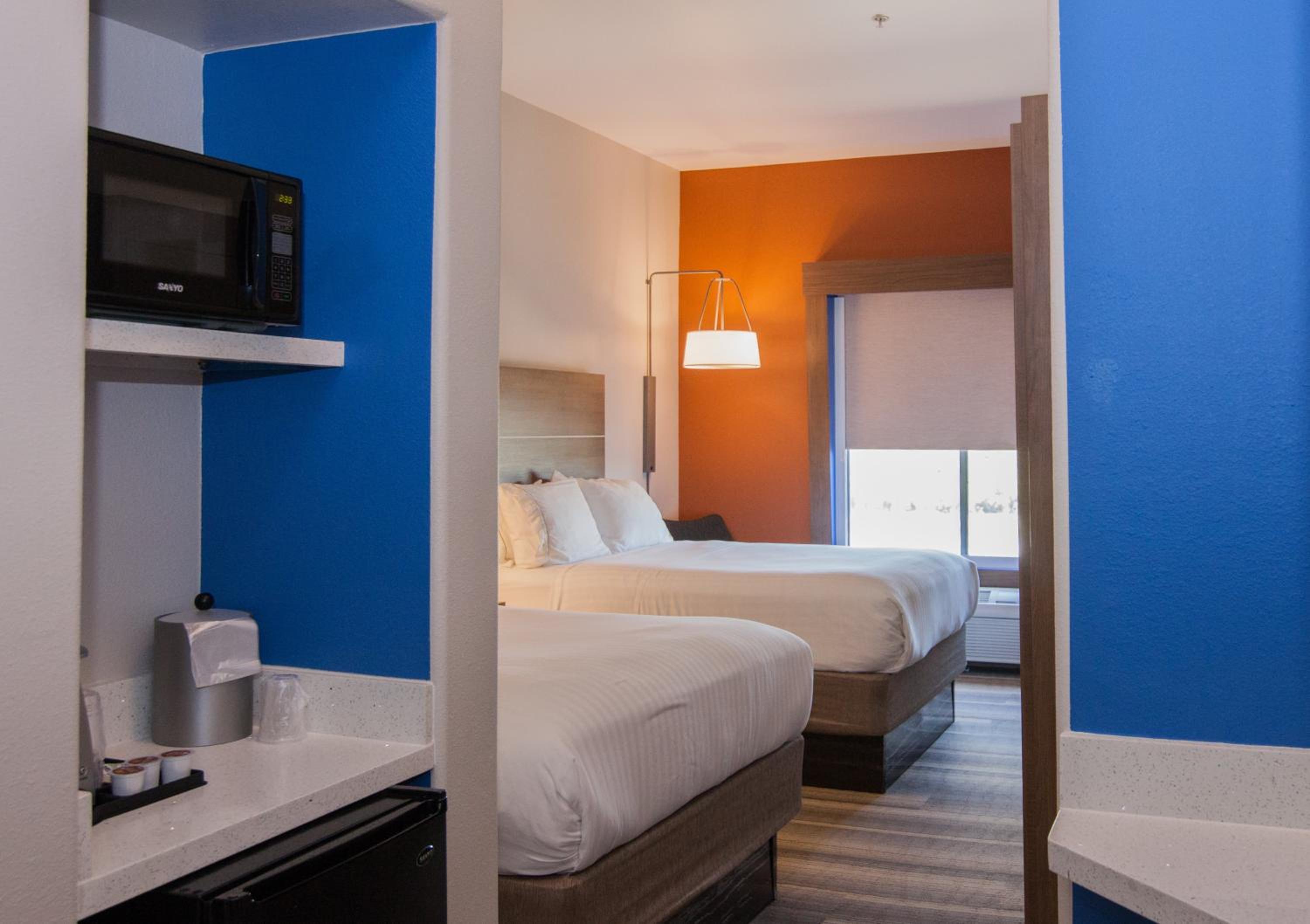Standard Room with Two Queen Beds - Photo 3