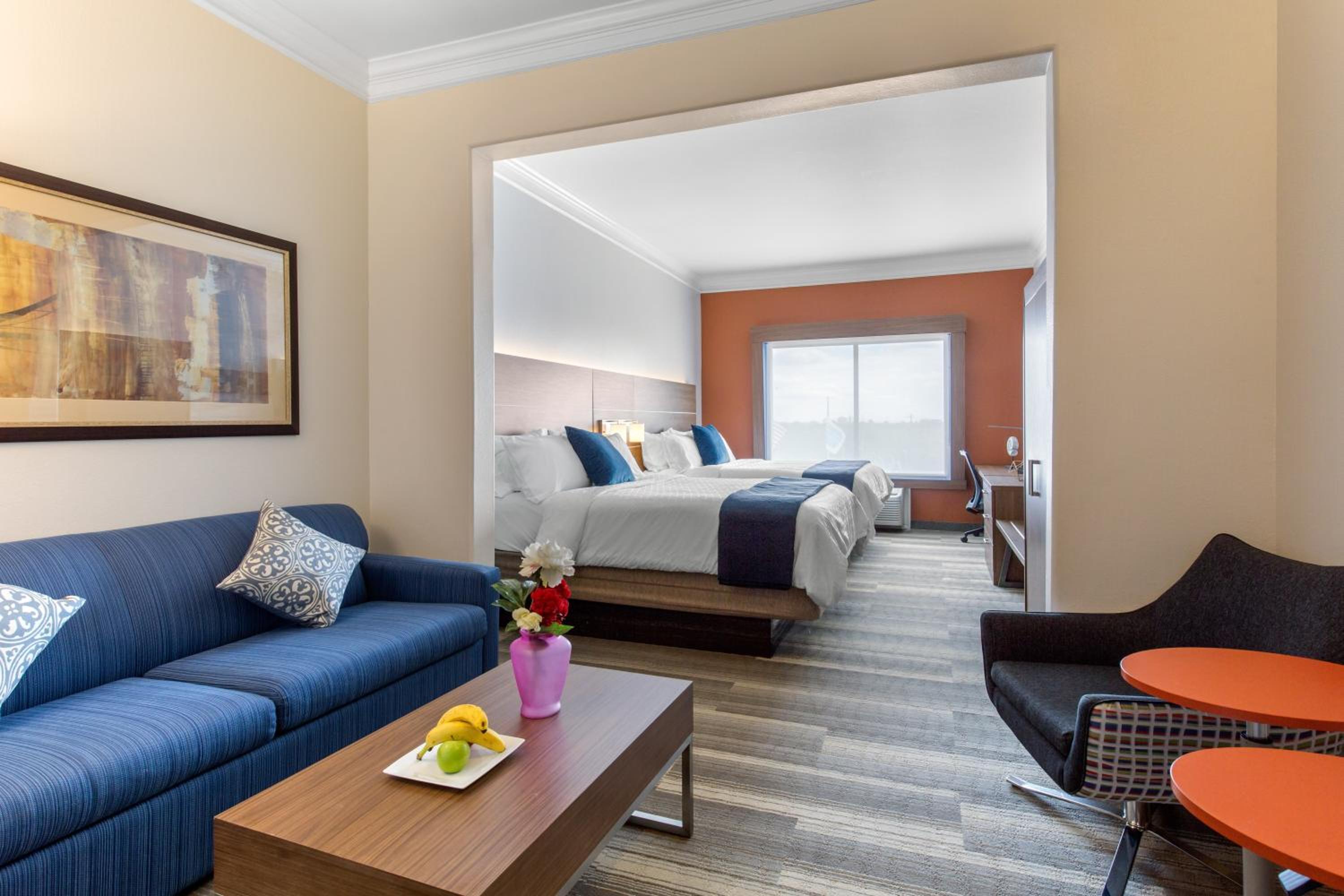 Queen Suite with Two Queen Beds - Photo 9