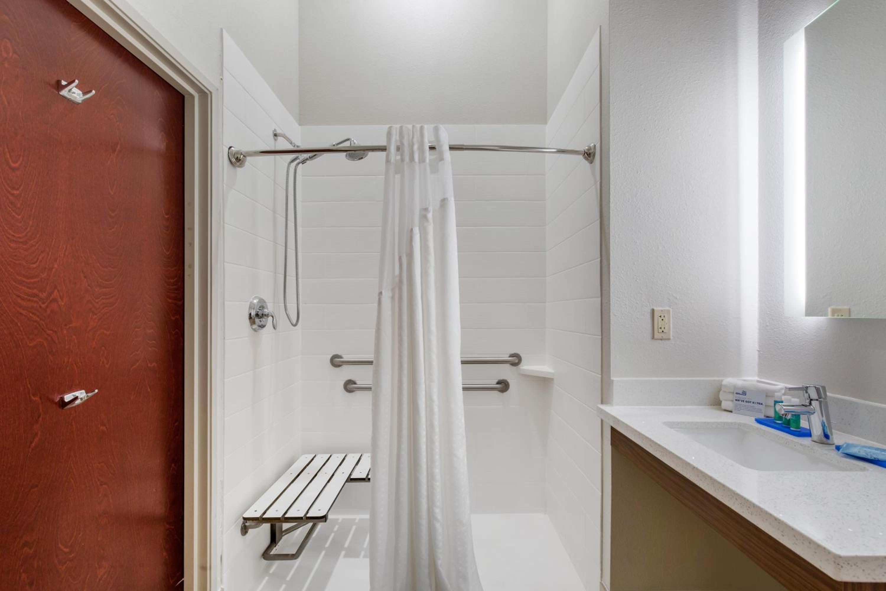 Queen Suite with Two Queen Beds - Photo 10
