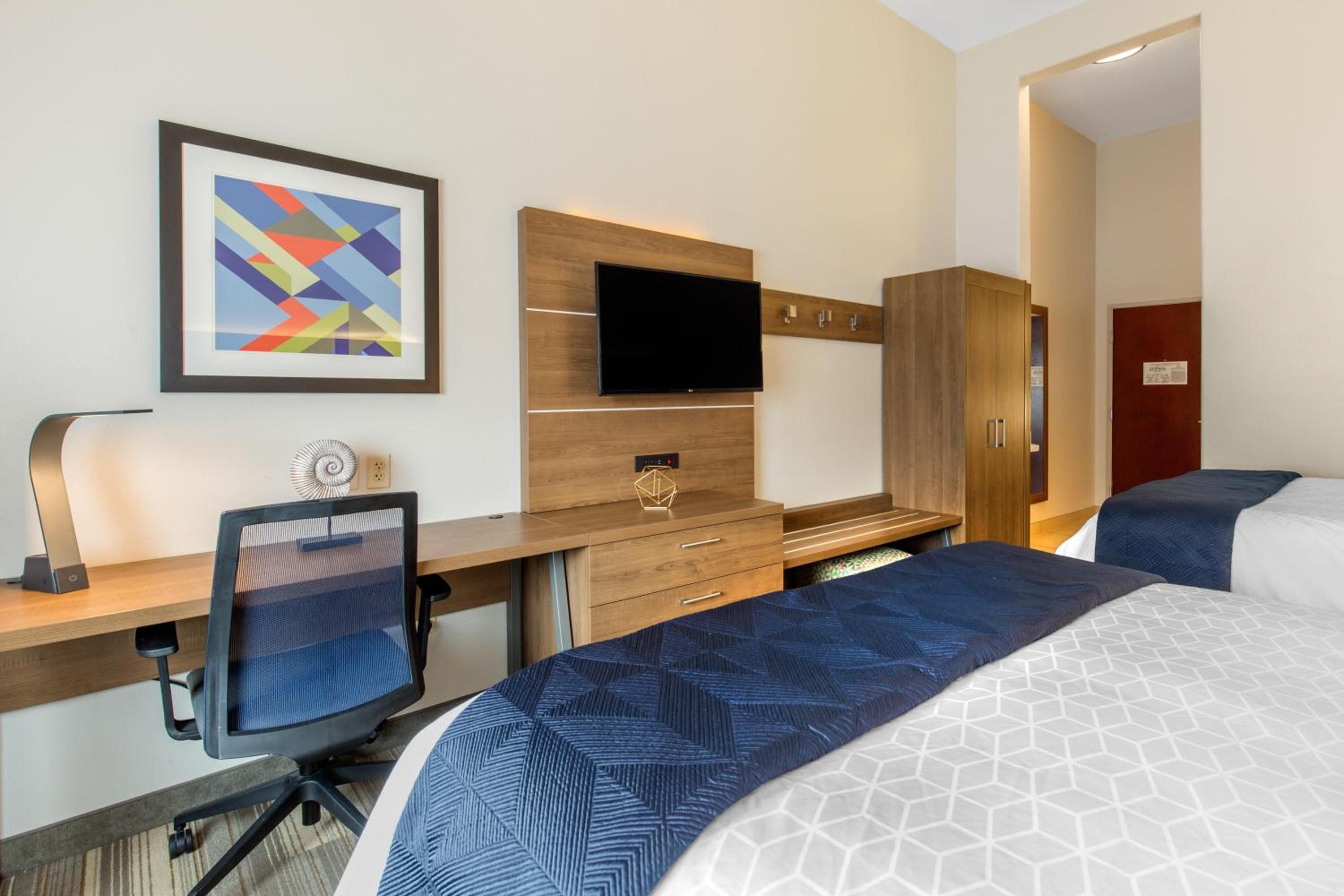 Standard Room with Two Queen Beds - Photo 7