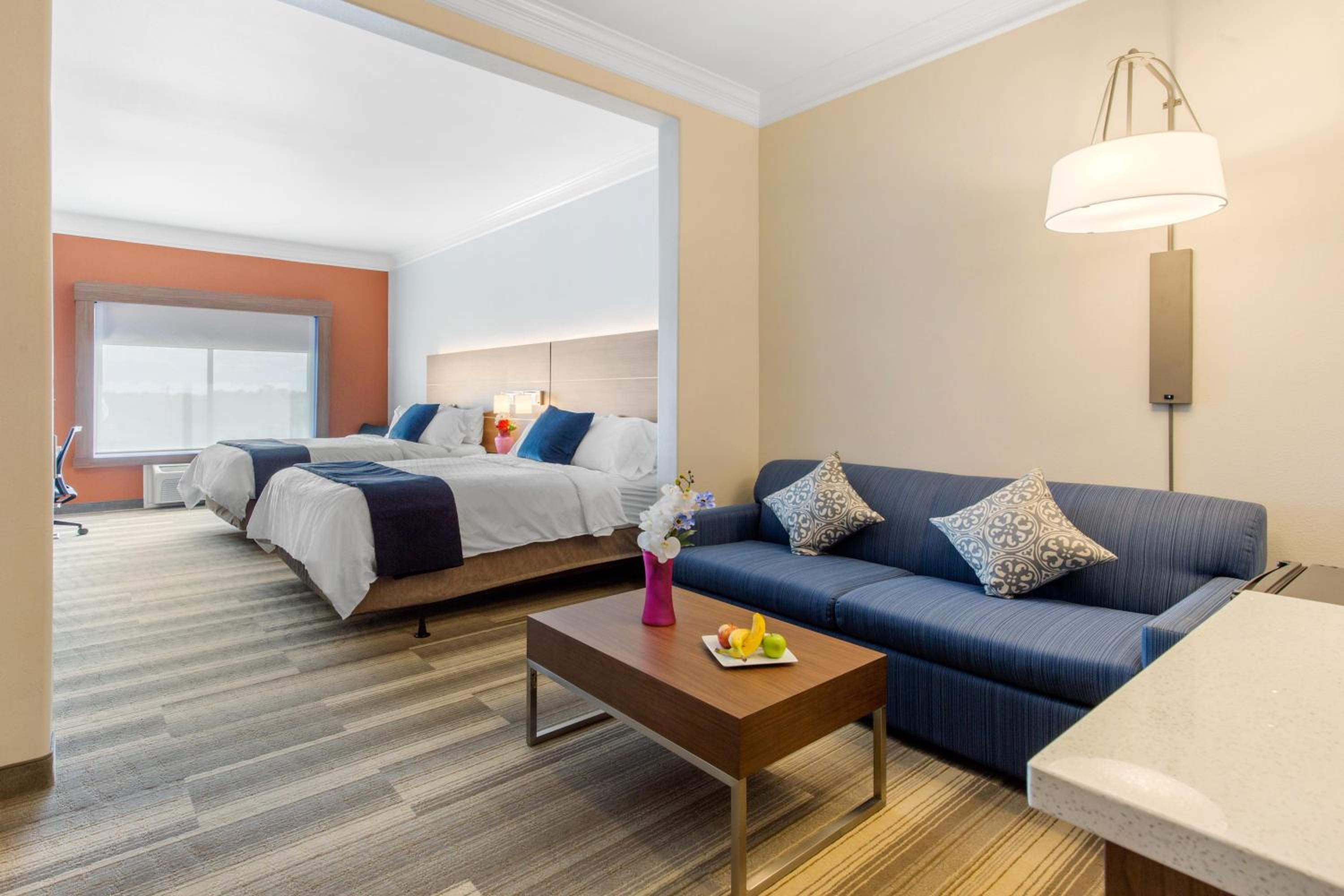 Queen Suite with Two Queen Beds - Photo 6