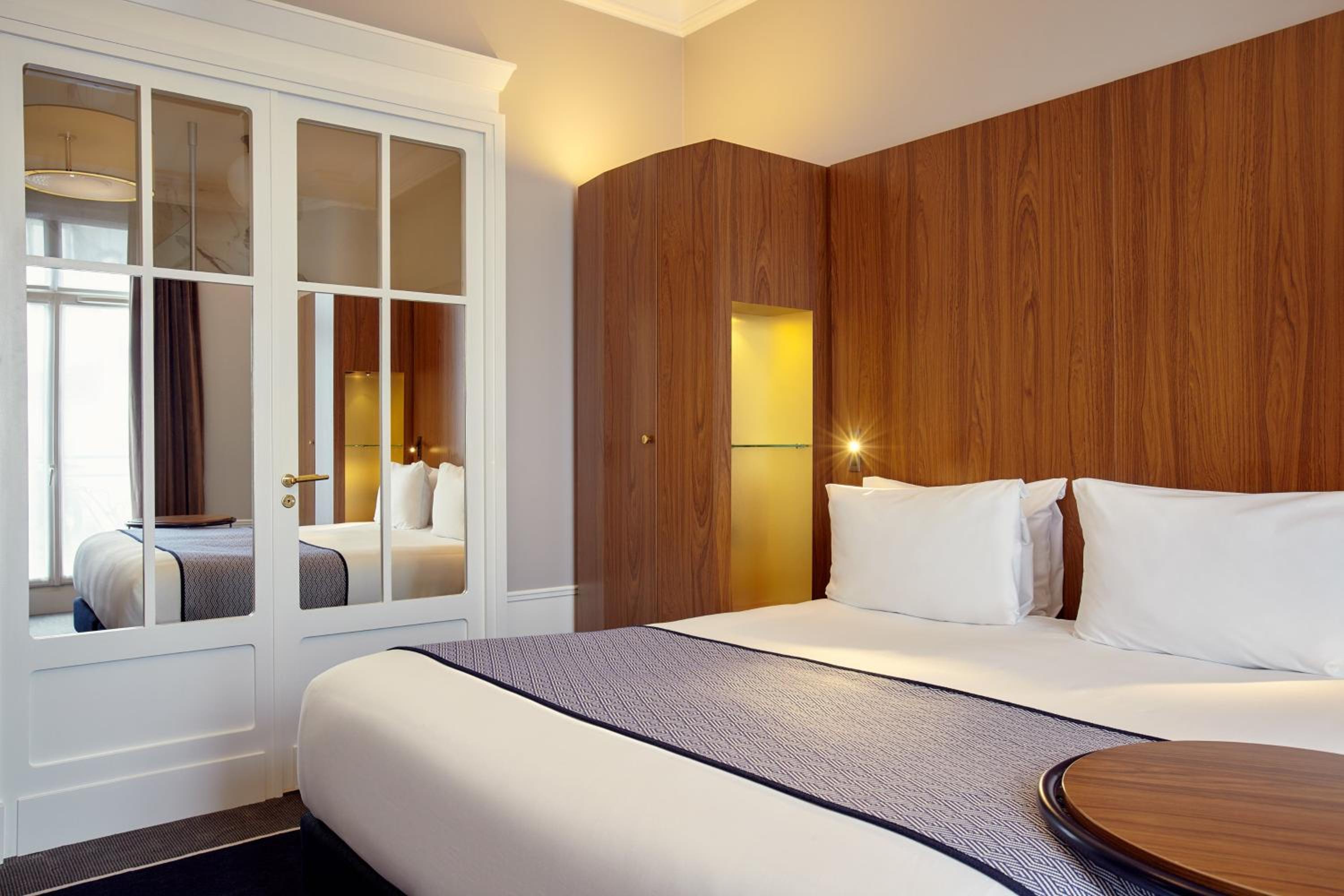 Premium King Room with City View