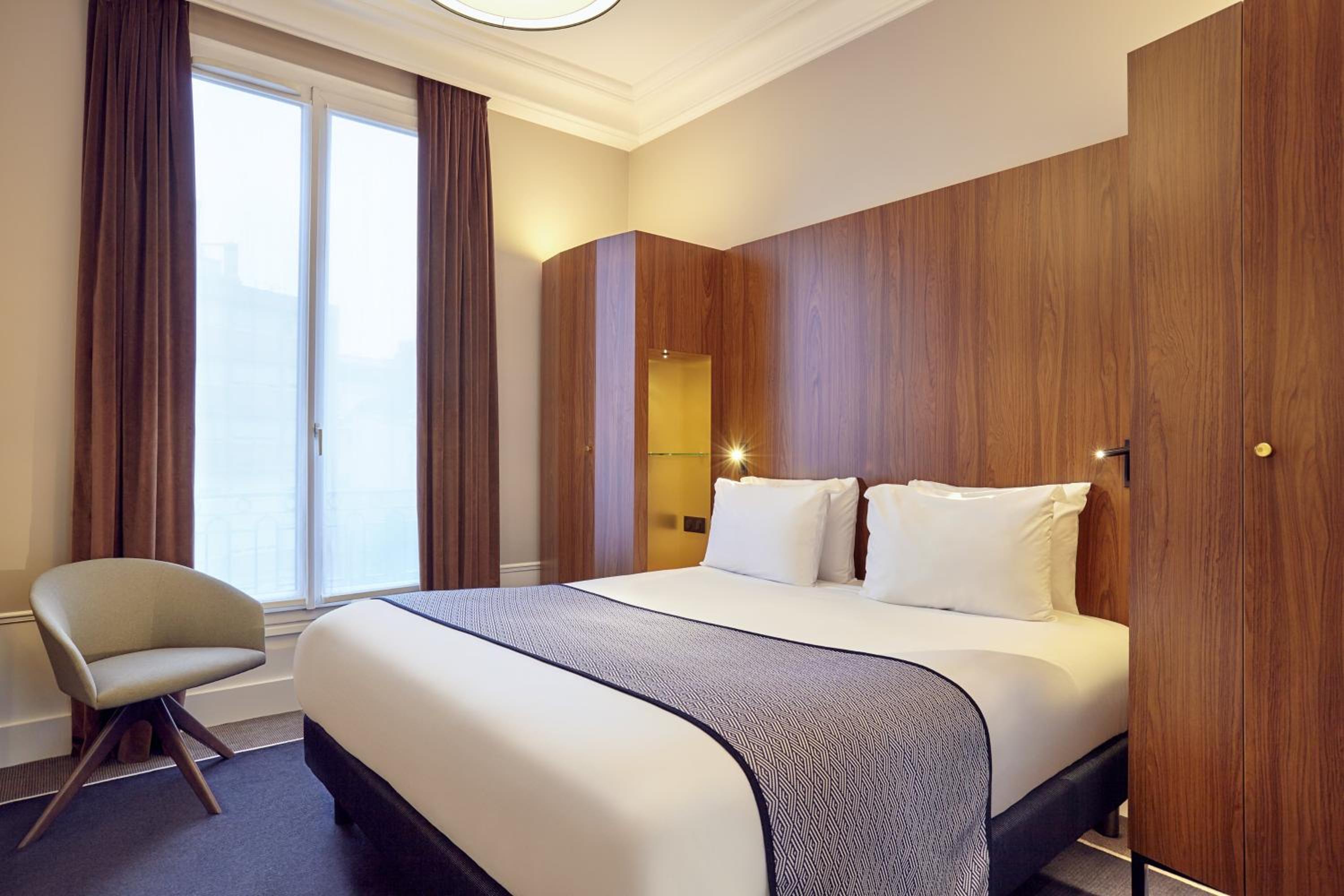 Premium King Room with City View thumbnail 5