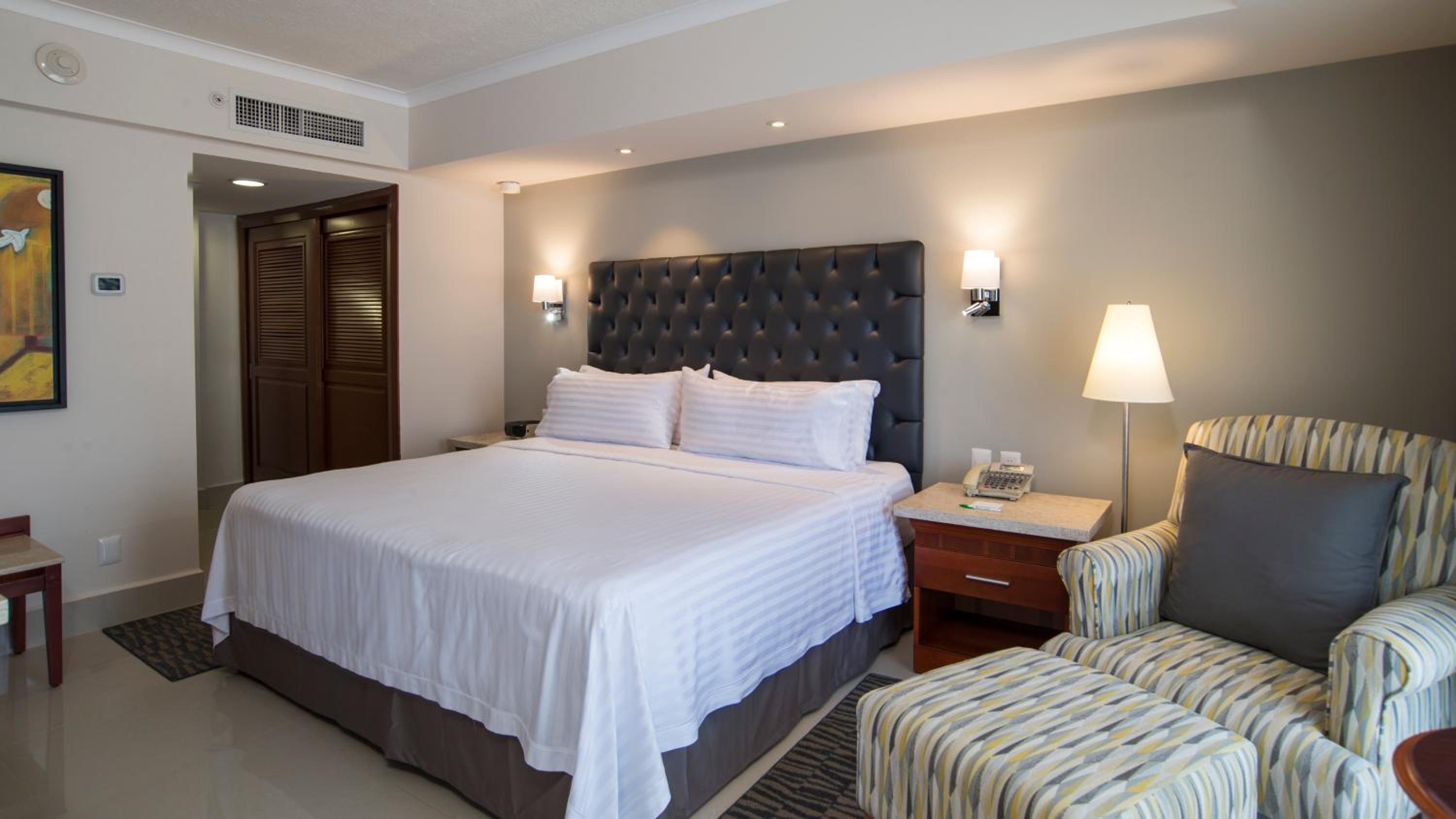 King Suite - Photo 3