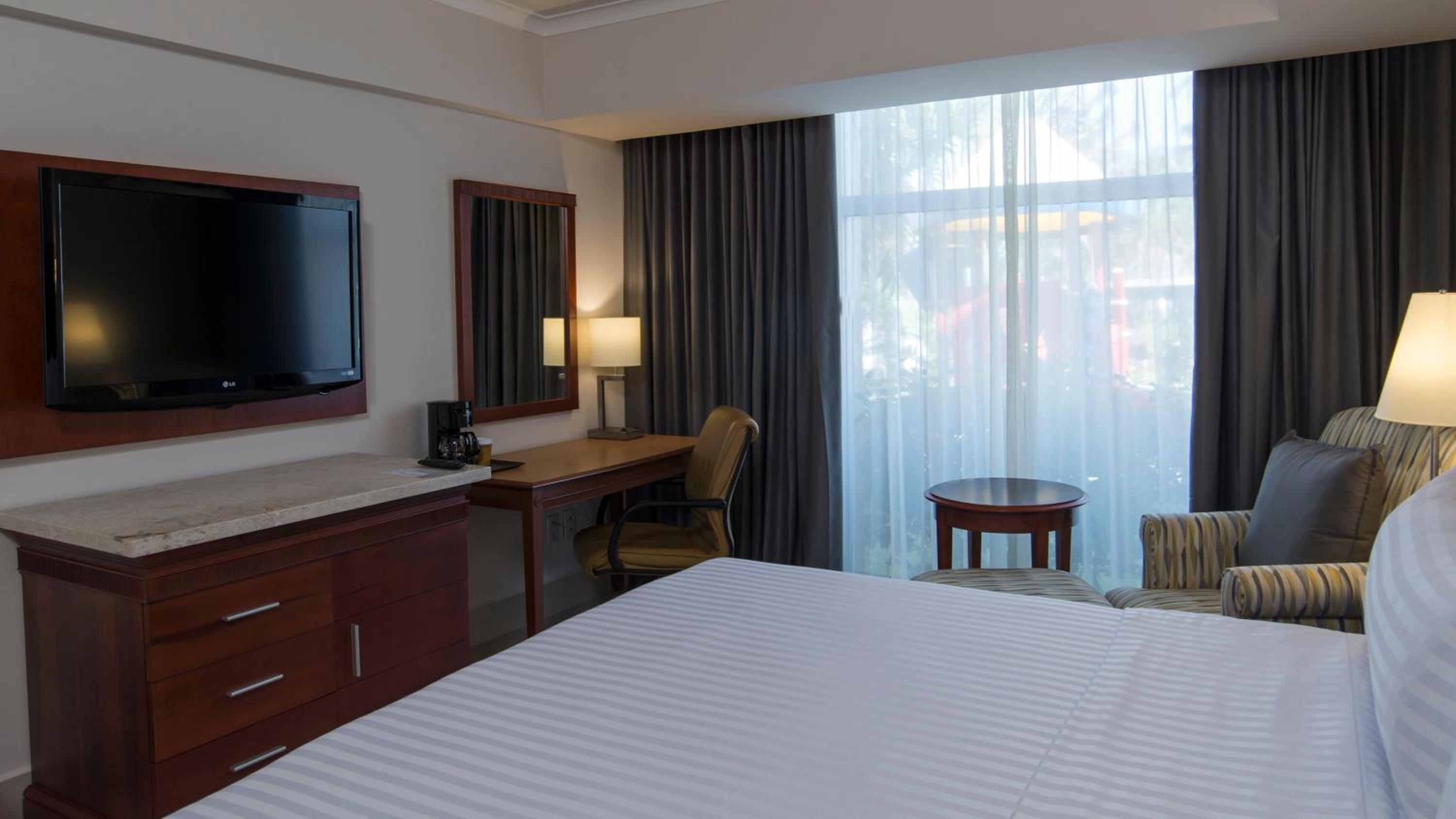 Standard King Room - Photo 5