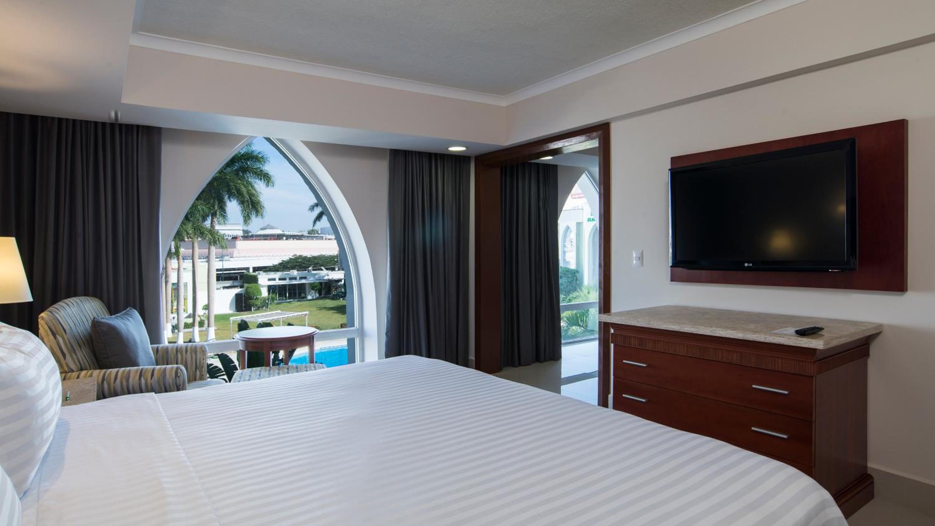 King Suite - Photo 2