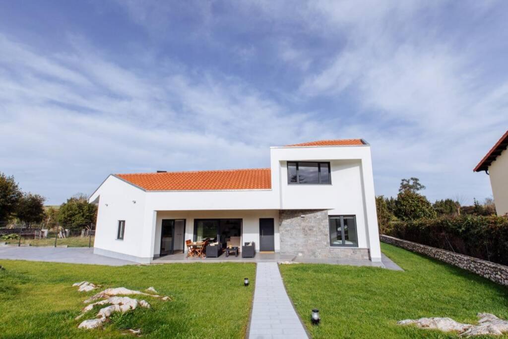 Three-Bedroom House photo 2