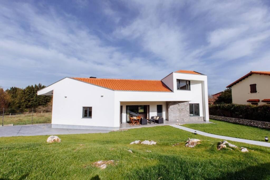 Three-Bedroom House photo 3
