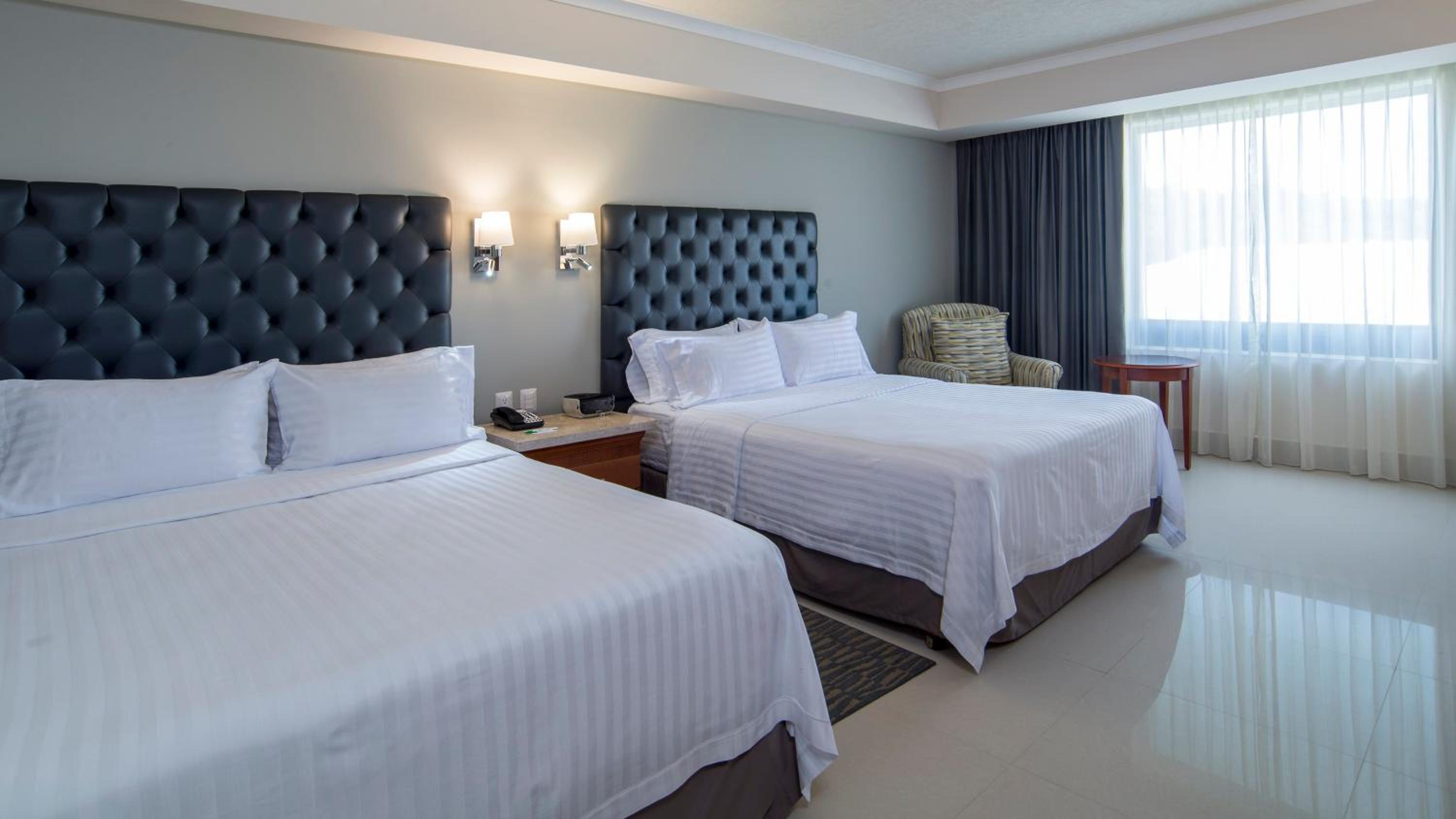 Executive Double Room with Two Double Beds - Non-Smoking - Photo 2