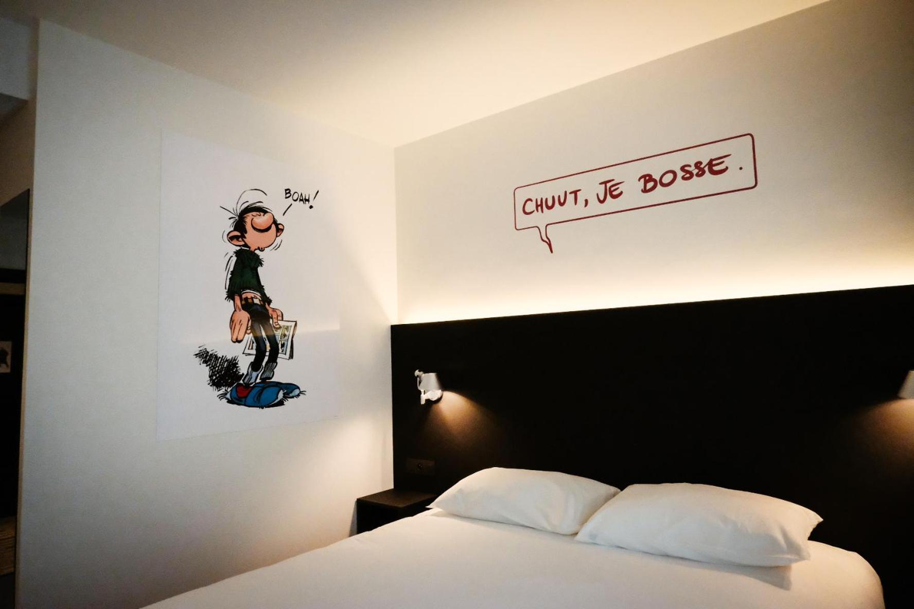 Standard King Room thumbnail 5
