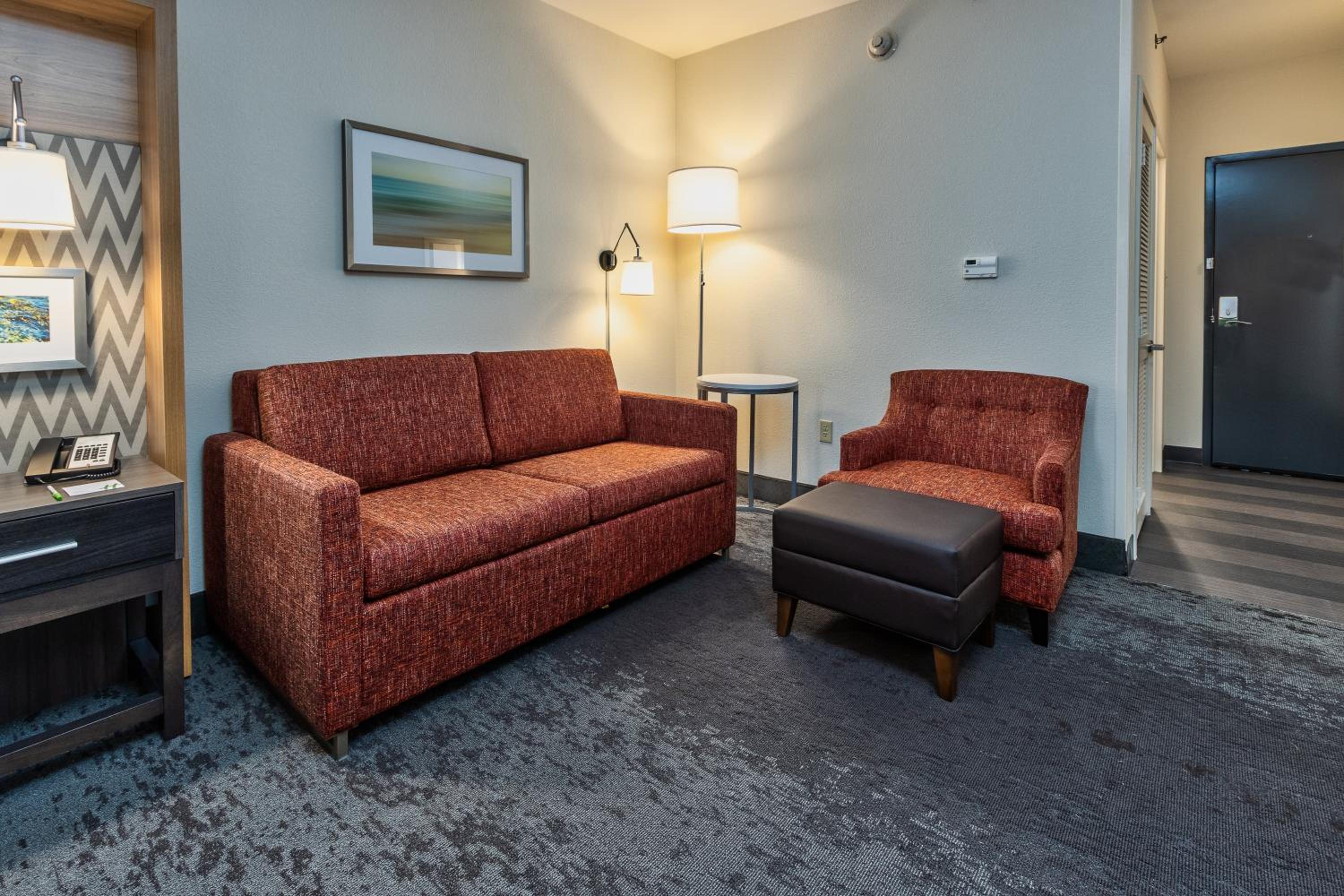 Standard King Room with Sofa Bed - Photo 4