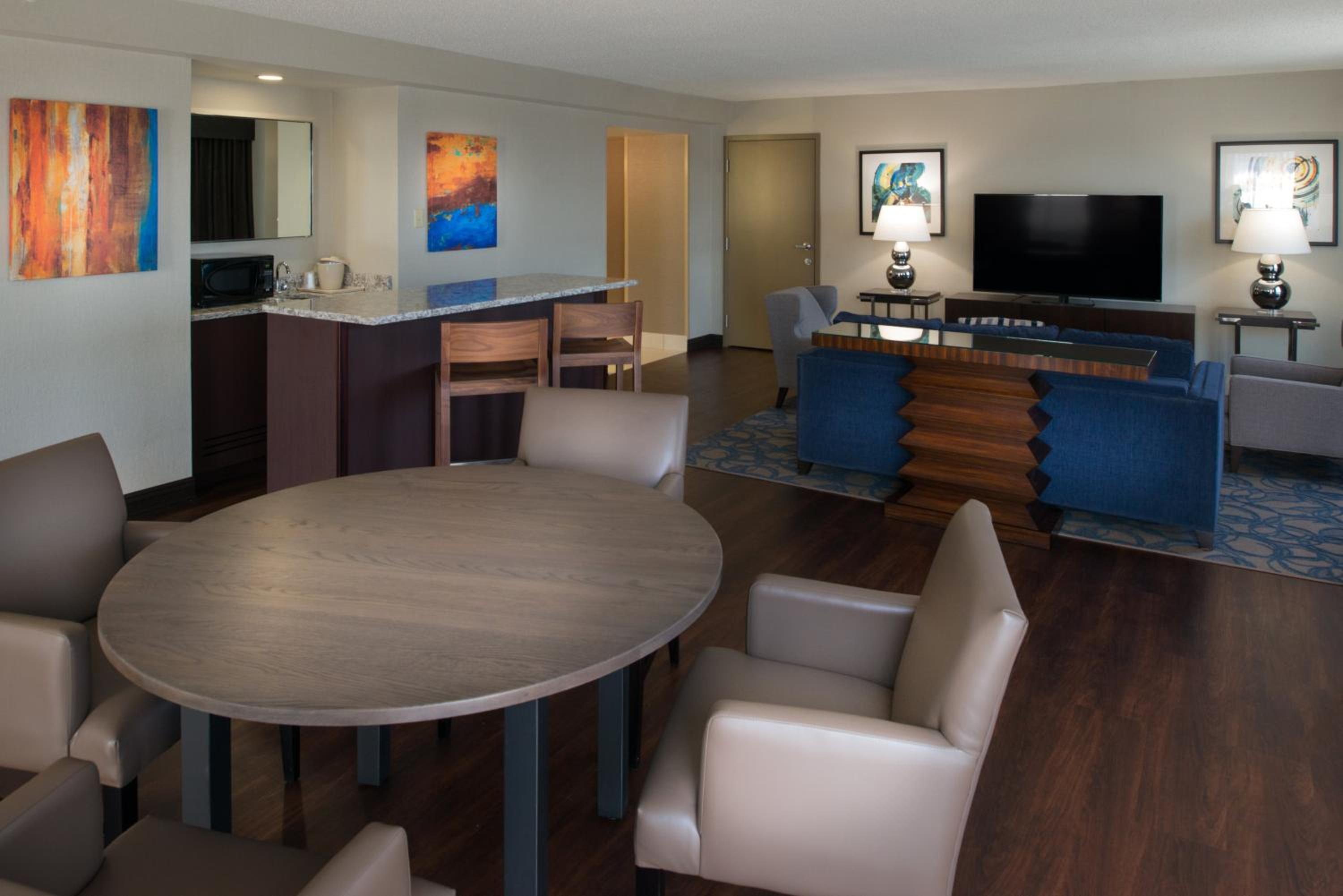 One-Bedroom Suite - Photo 2