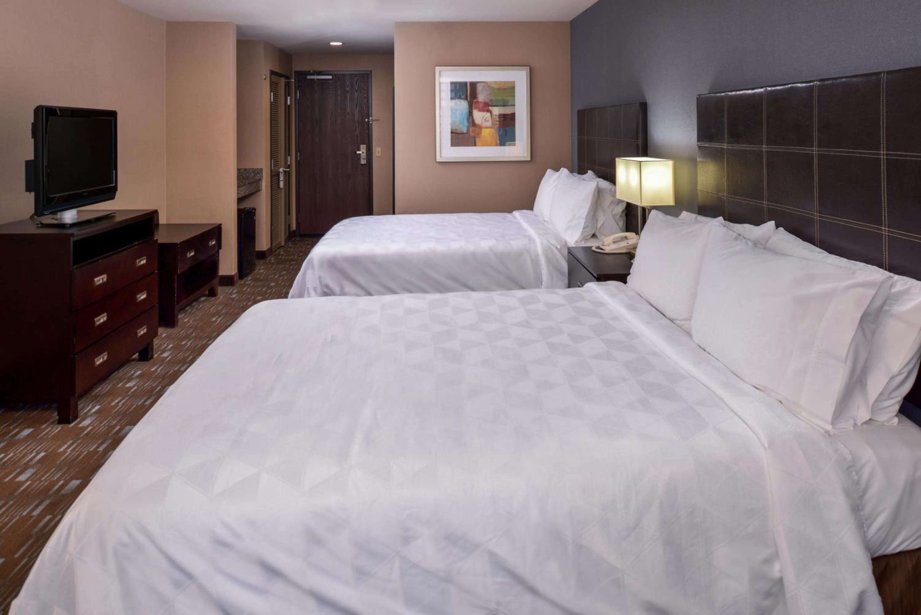 Standard Queen Room with Two Queen Beds and Mobility Accessible Tub photo 3