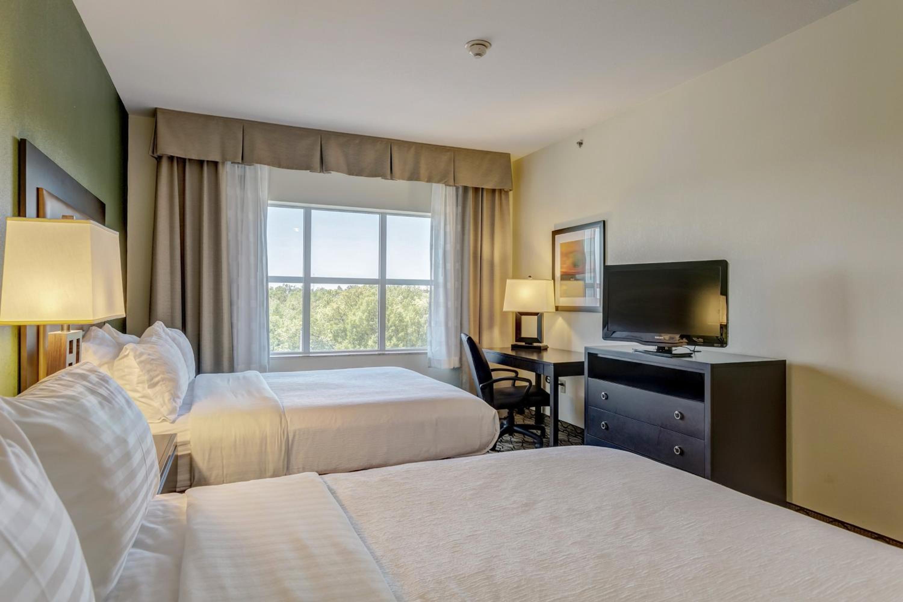 Standard Queen Room with Two Queen Beds - Photo 7