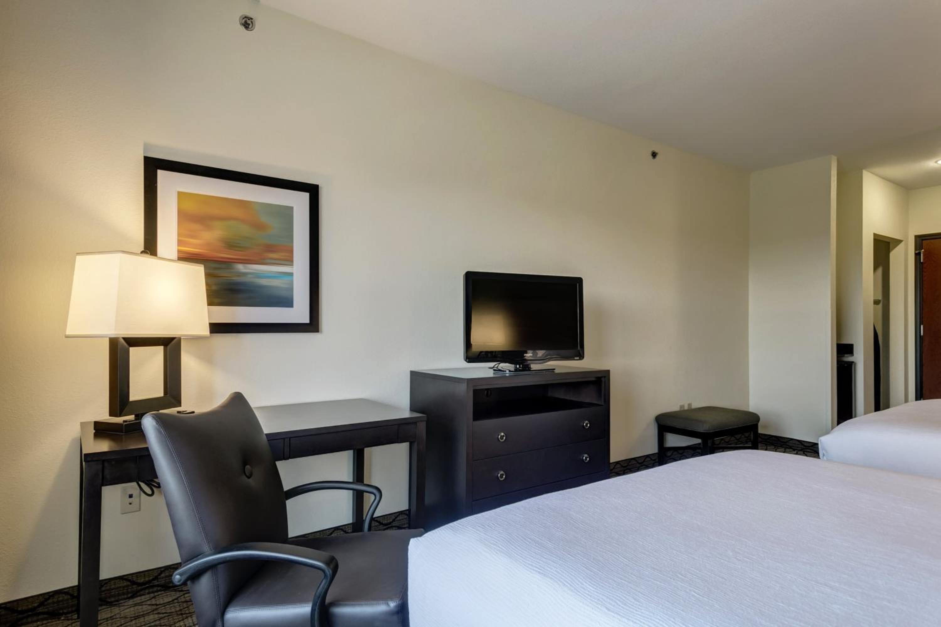 Standard Queen Room with Two Queen Beds - Photo 6