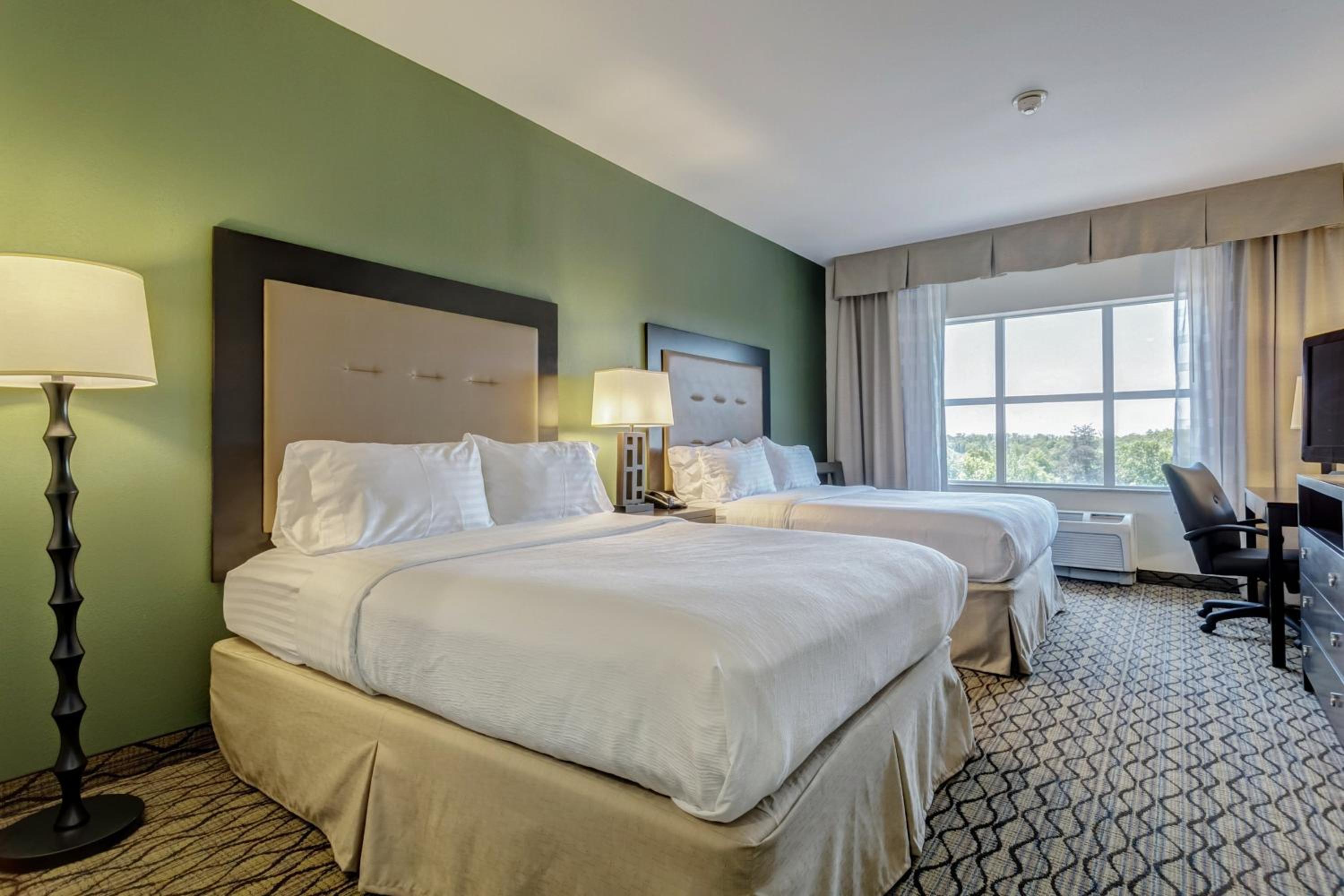 Standard Queen Room with Two Queen Beds - Photo 10