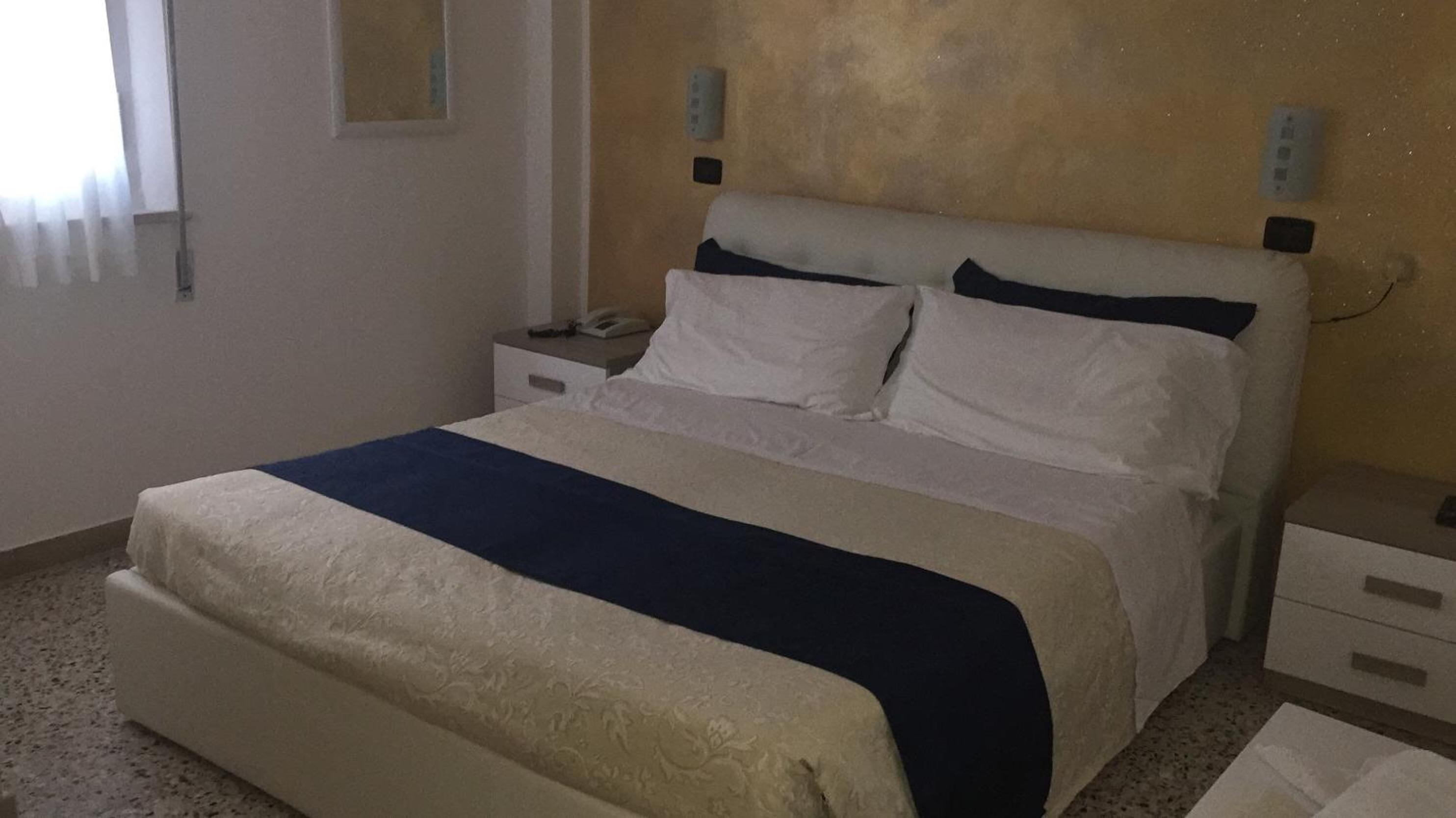 Double Room - Photo 9