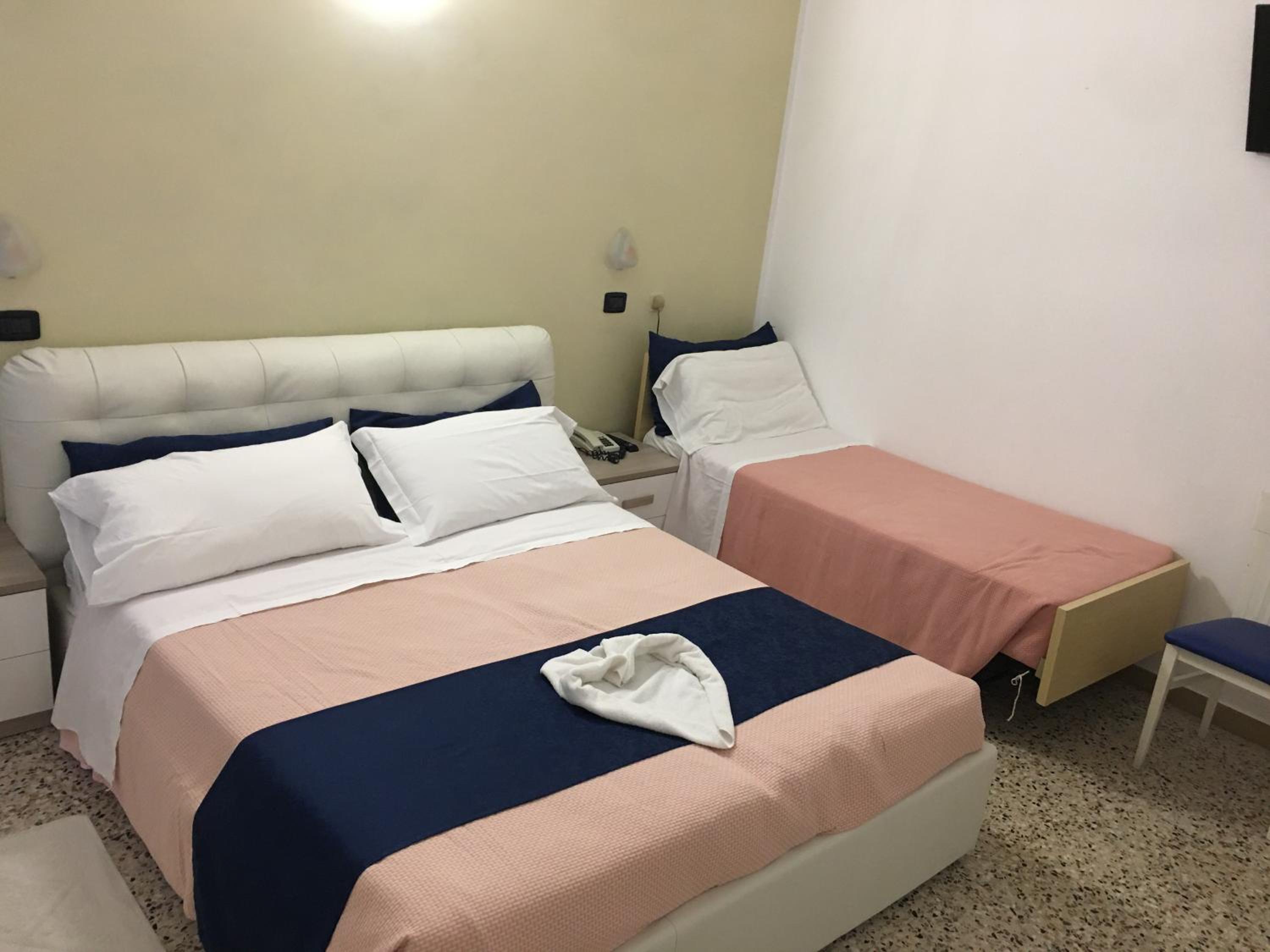 Triple Room - Photo 11