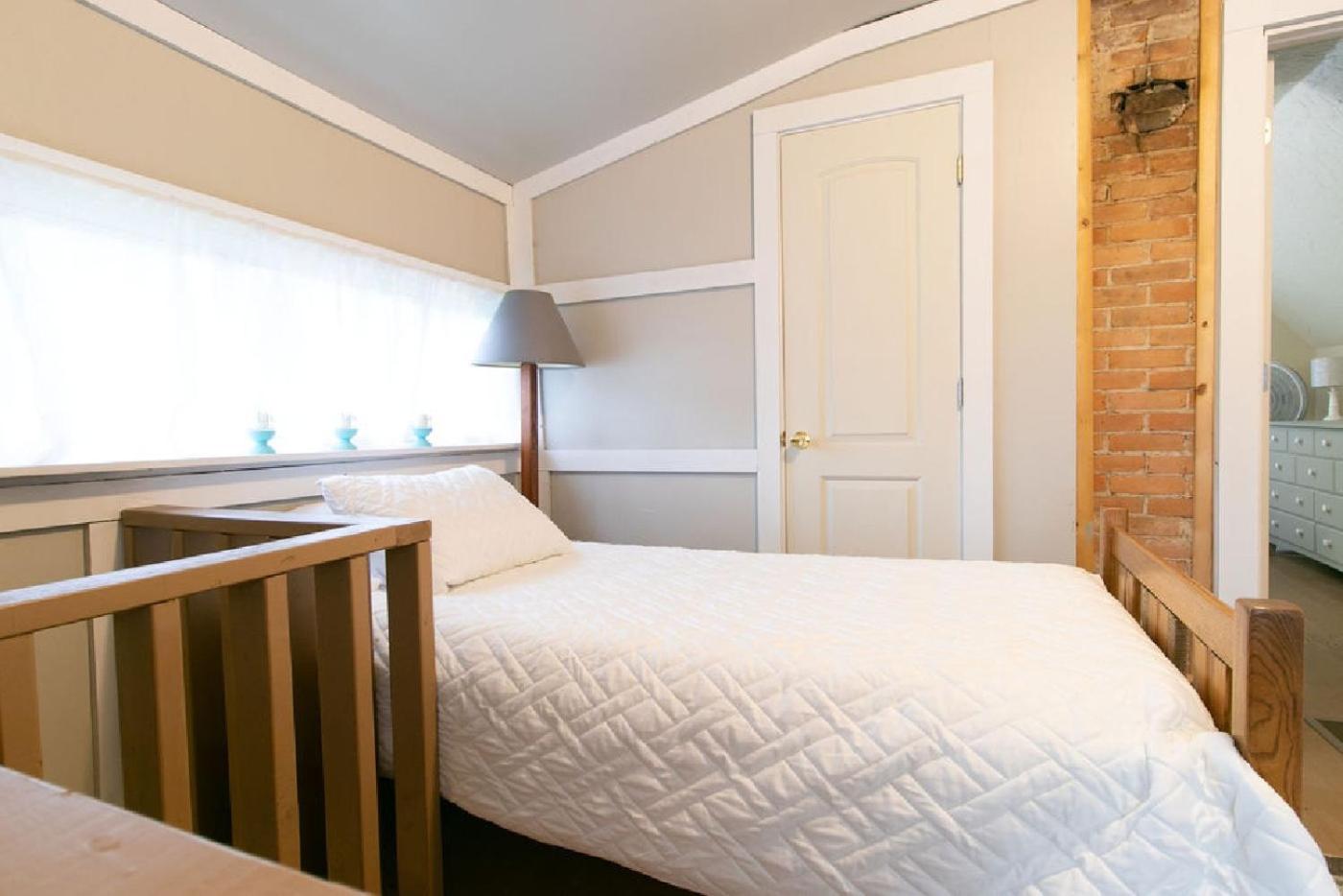 Two-Bedroom House - Photo 33
