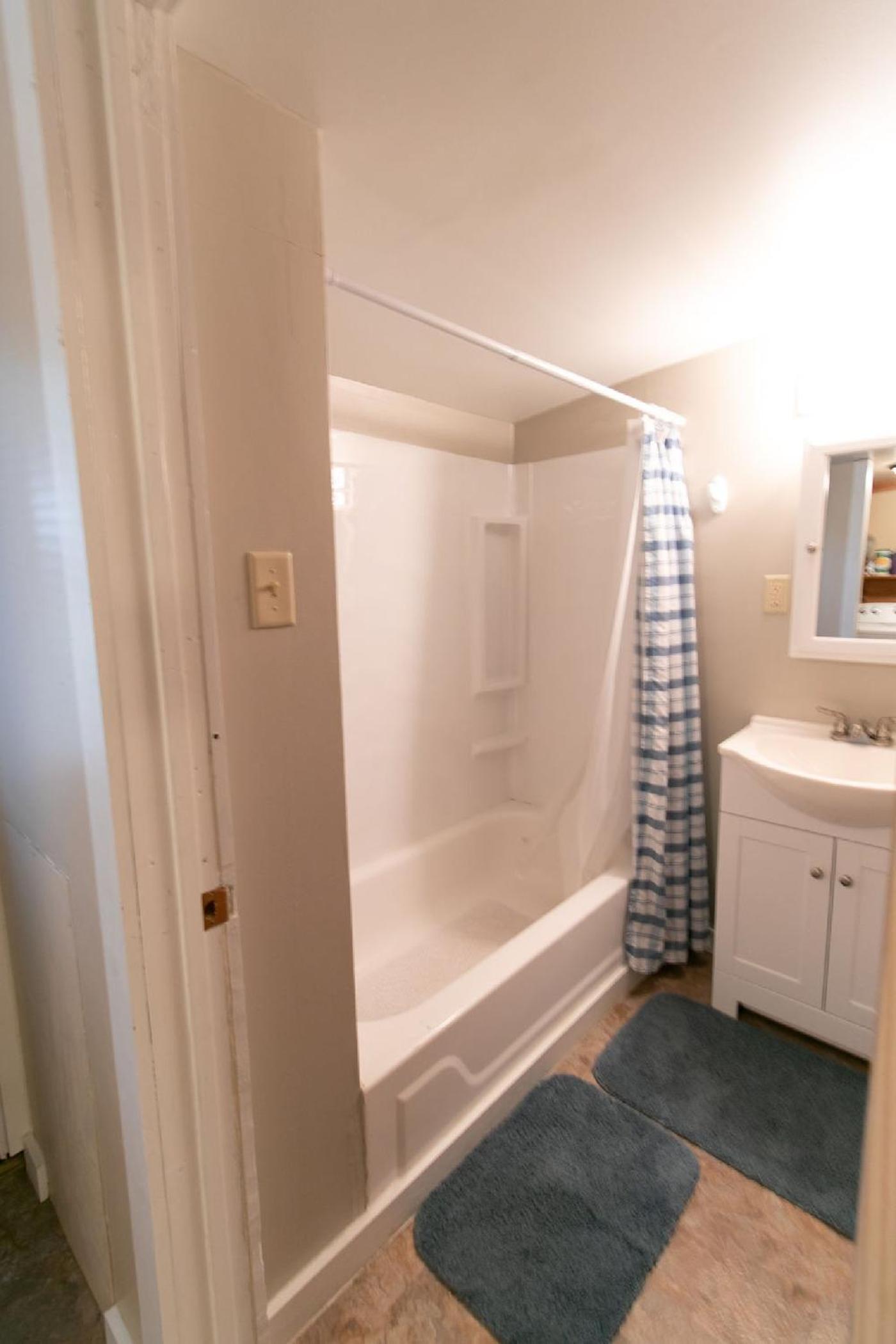 Two-Bedroom House - Photo 23