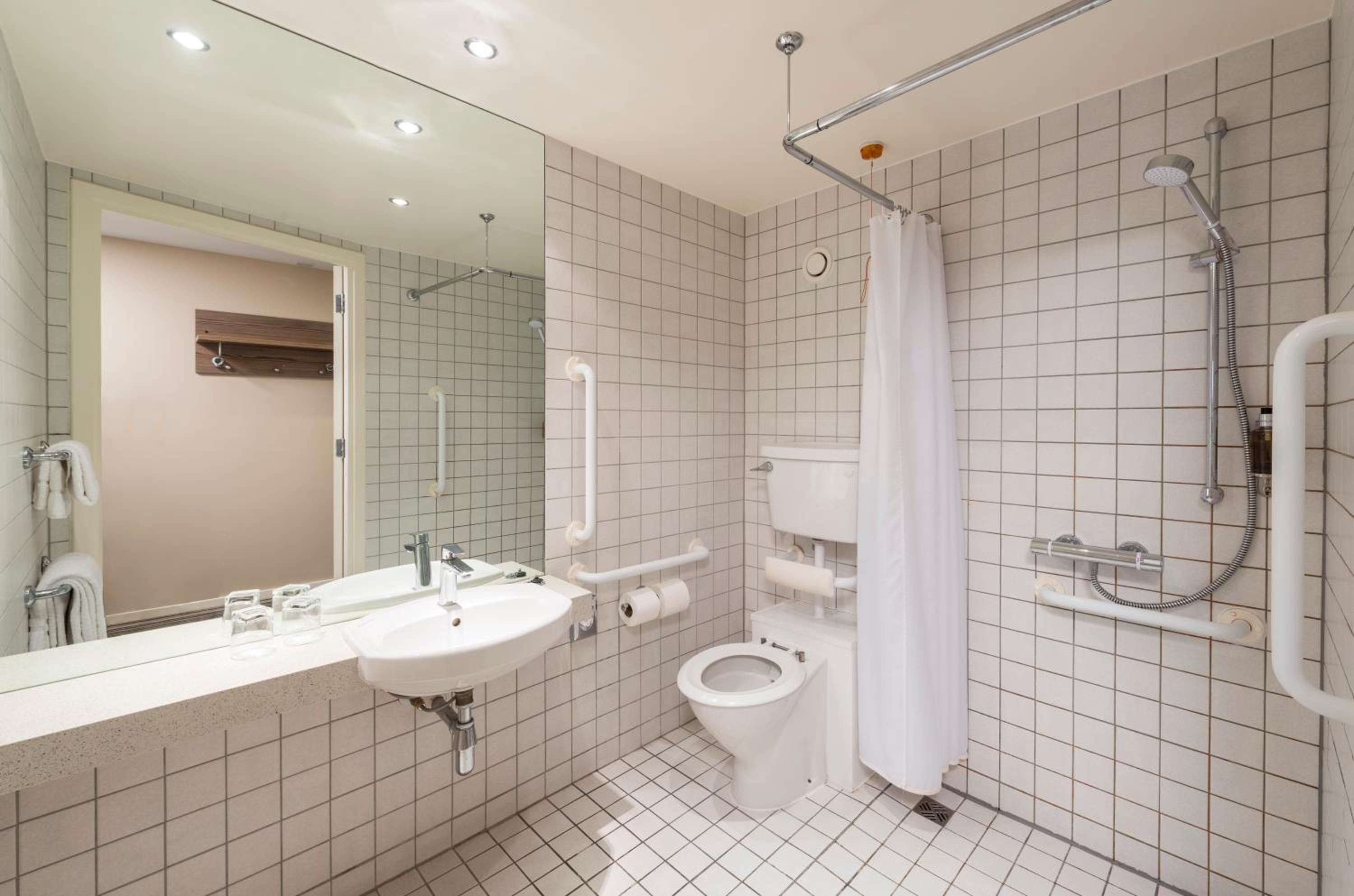 Standard Double Room - Disability Access - Photo 6