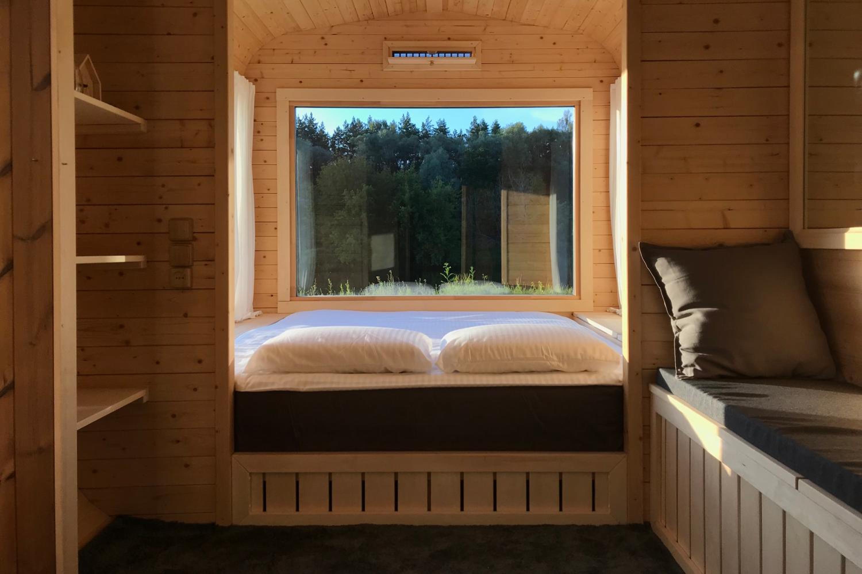 Deluxe Queen Room - Photo 11