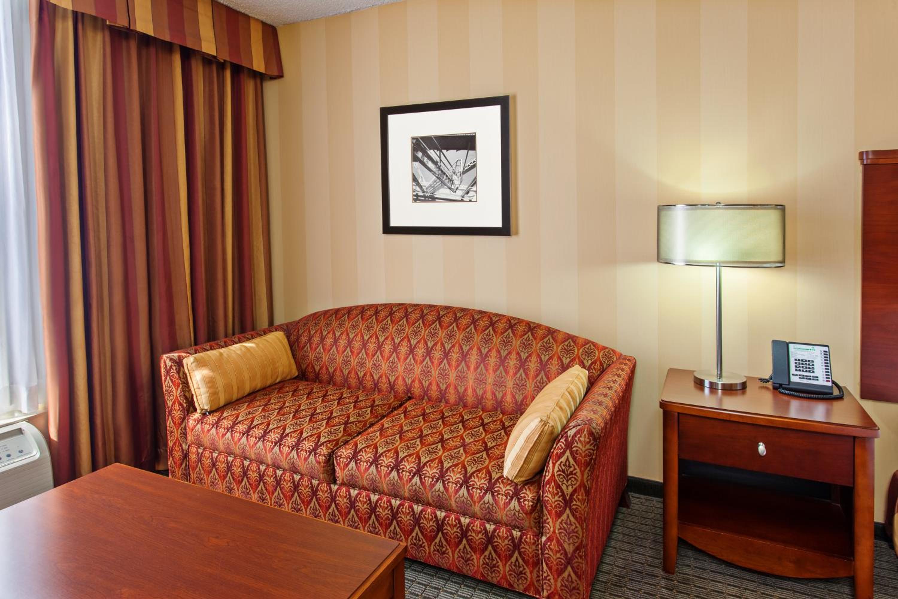 Premium King Room with Sofa Bed - Photo 2