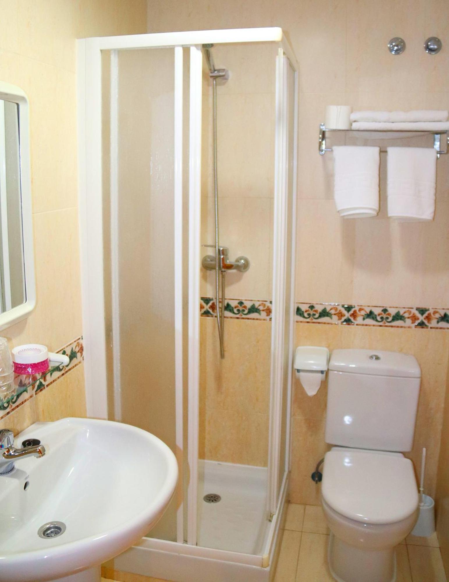 Double Room with Patio - Photo 2